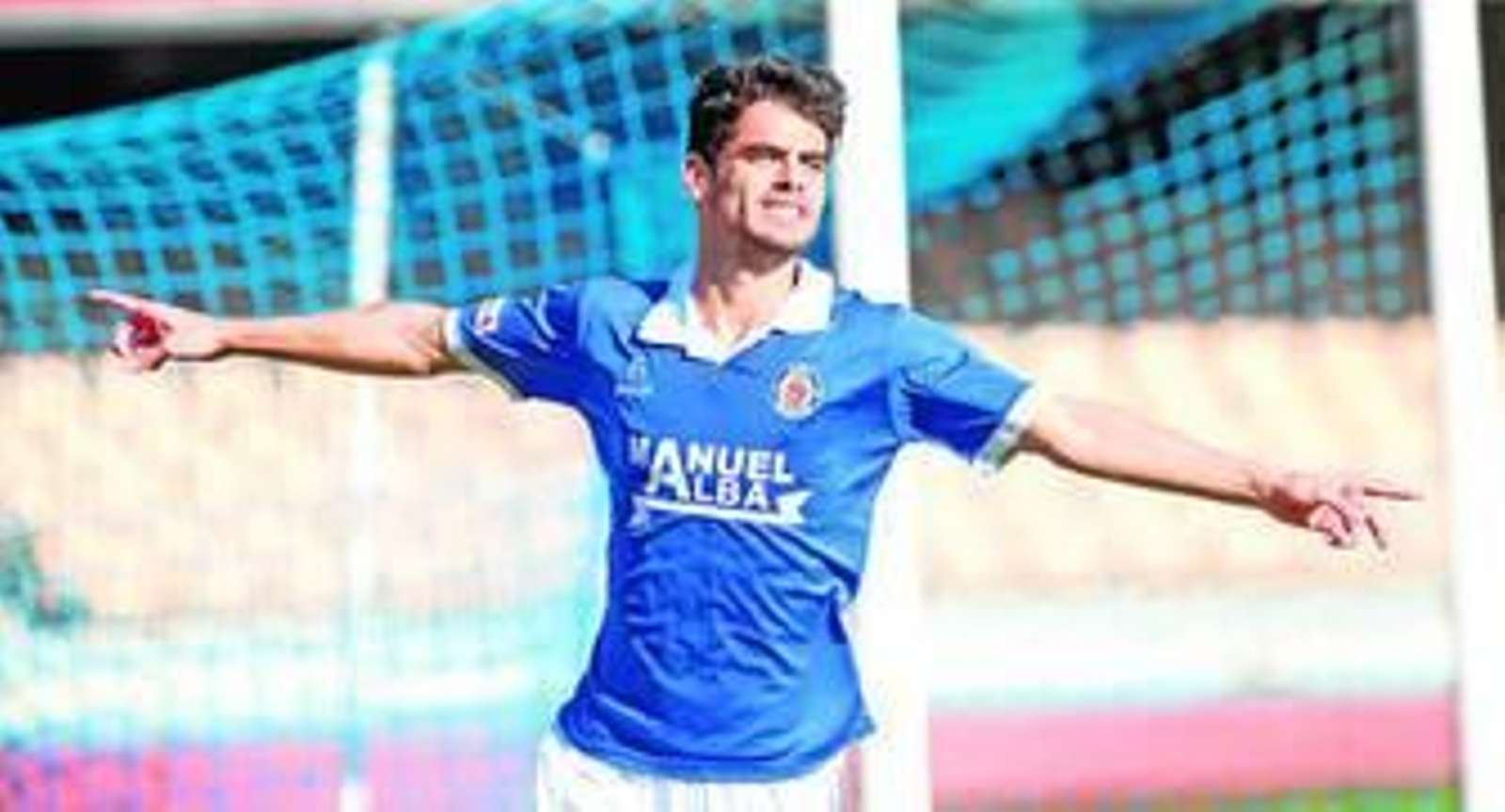 El centrocampista azulino Barba celebra radiante uno de los goles que ha conseguido en Chapín esta temporada.