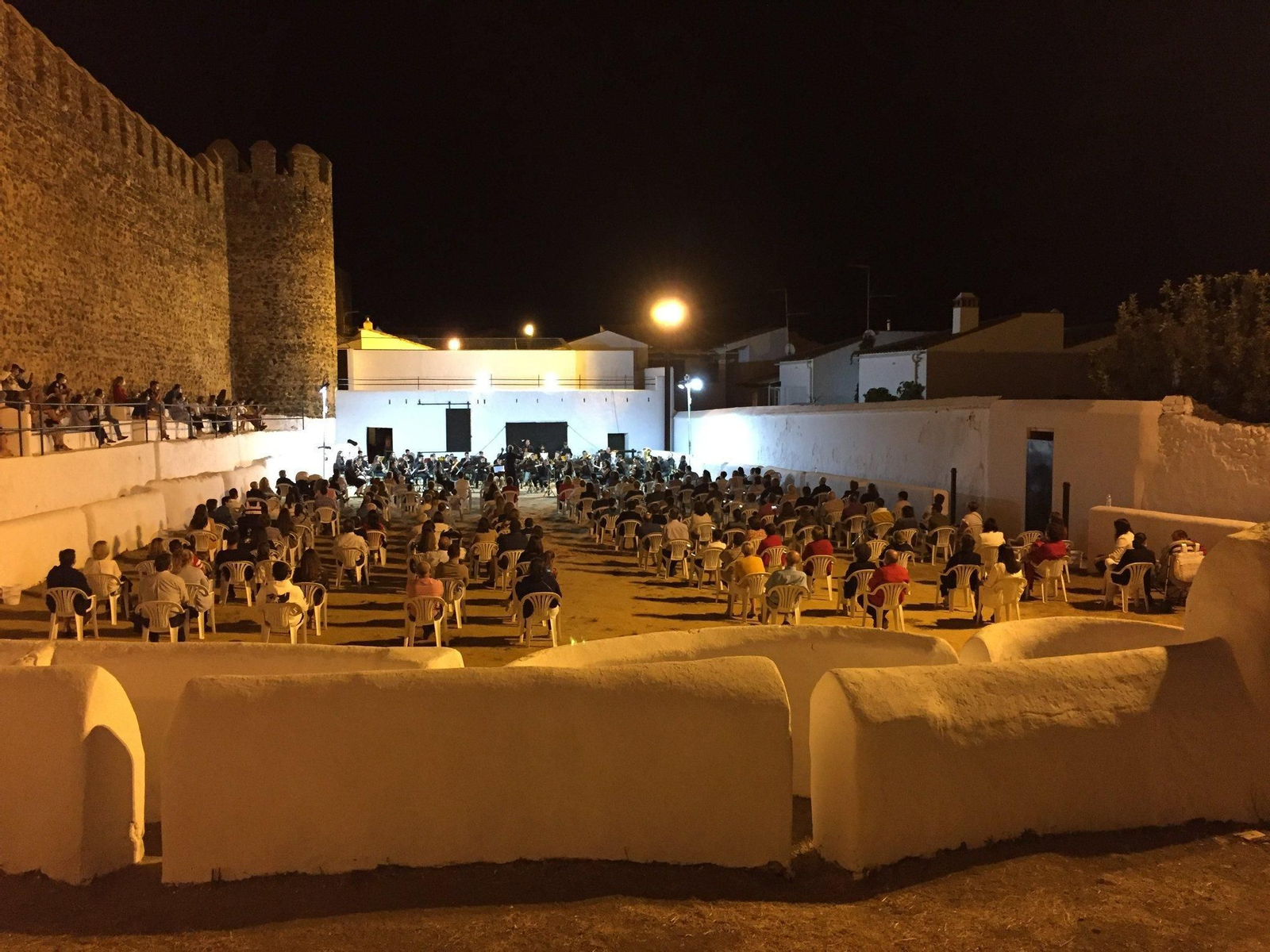 La plaza de toros más curiosa de España se encuentra junto al bello castillo de este pueblo de Huelva