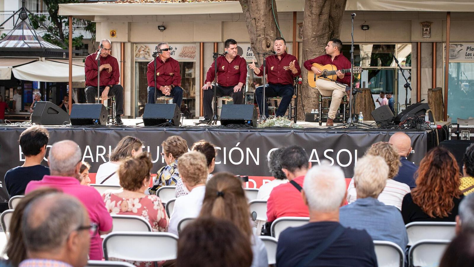 Artistas y público disfrutando del género.
