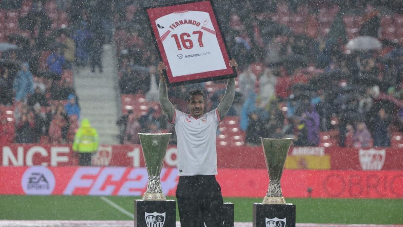 Fernando durante su despedida en el Sevilla-Athletic el pasado 4 de enero.