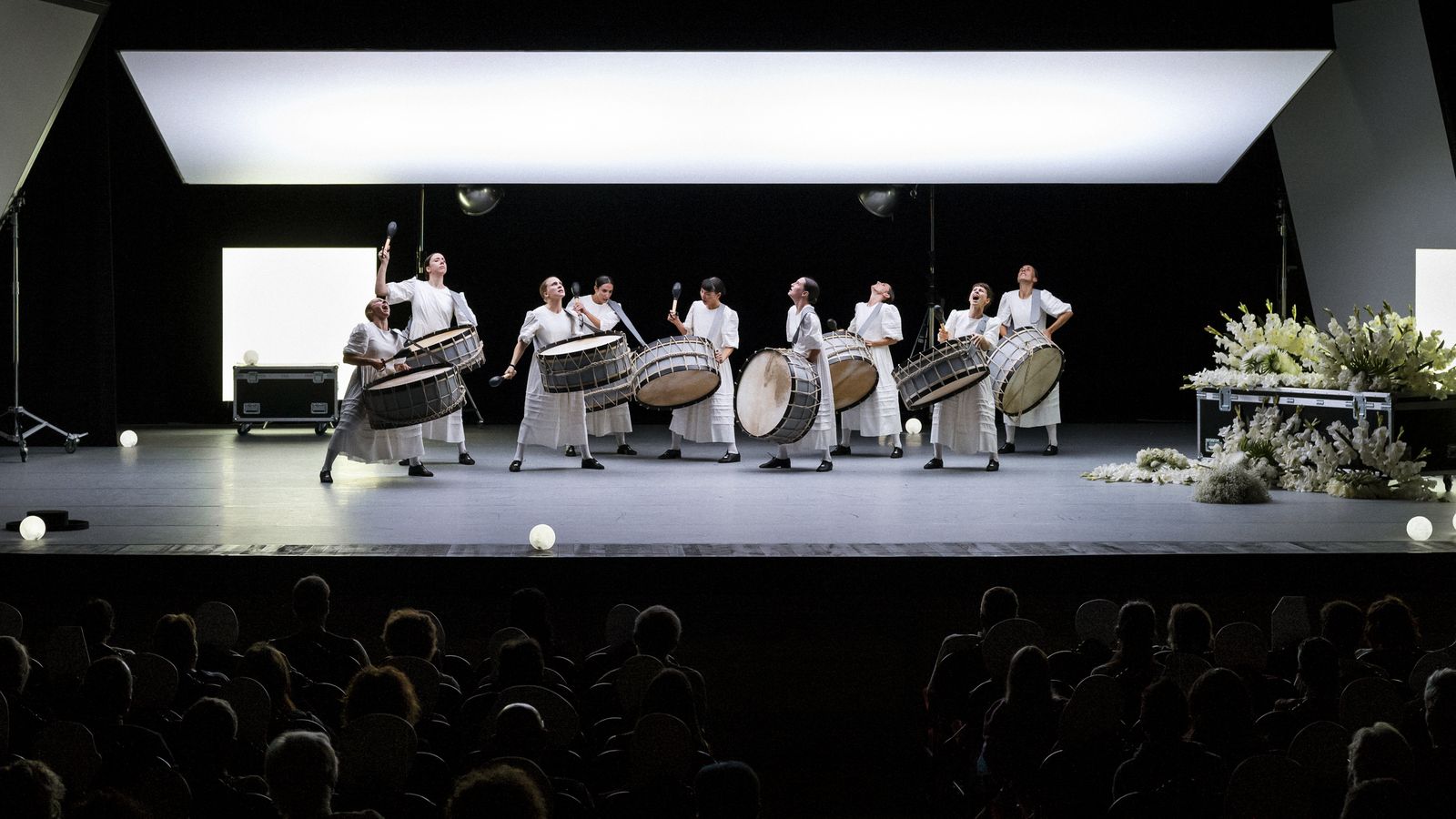 Los tambores de Calanda abren y cierran la pieza.