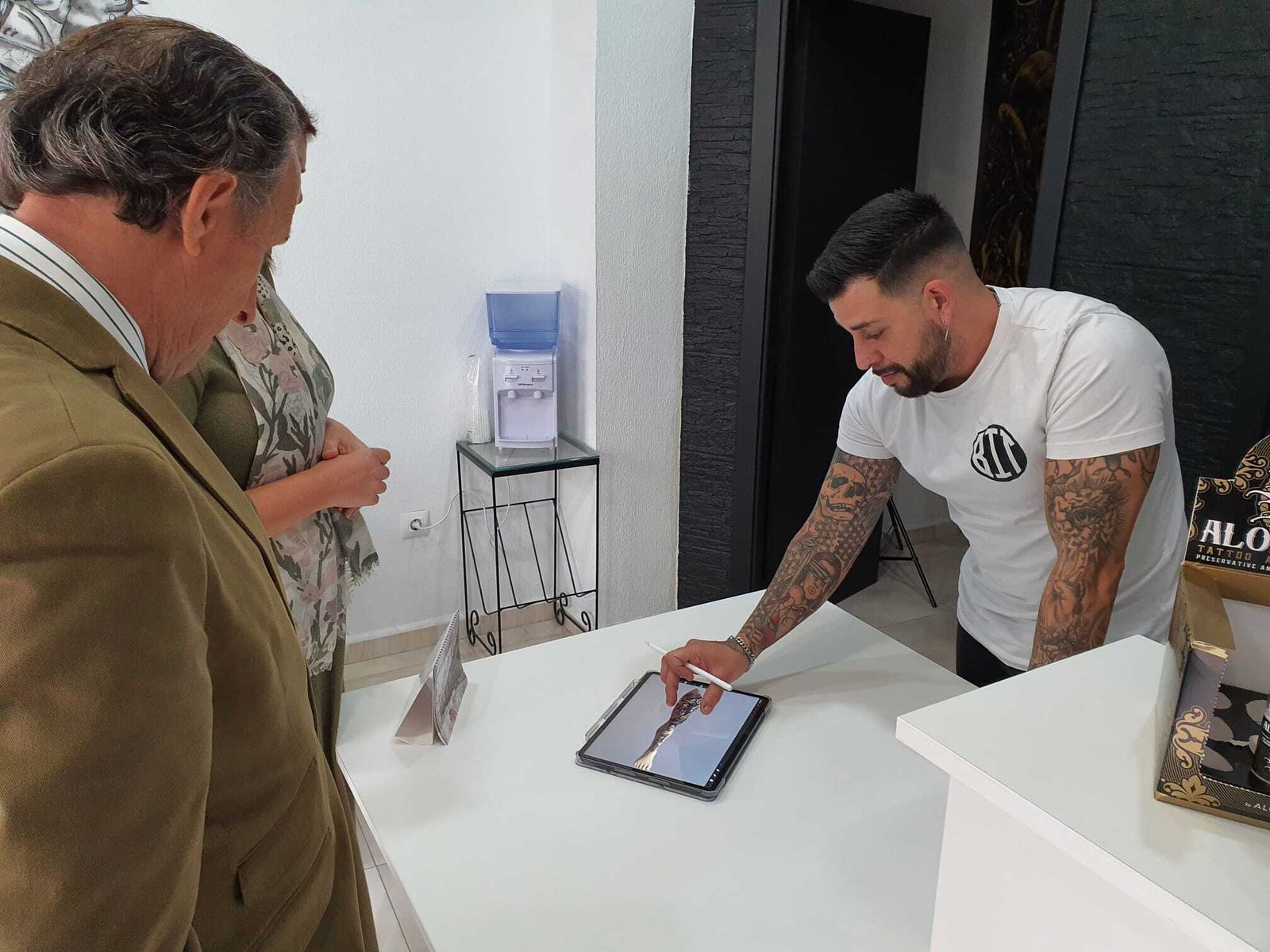 Román comprueba cómo quedaría el diseño elegido antes del tatuaje.