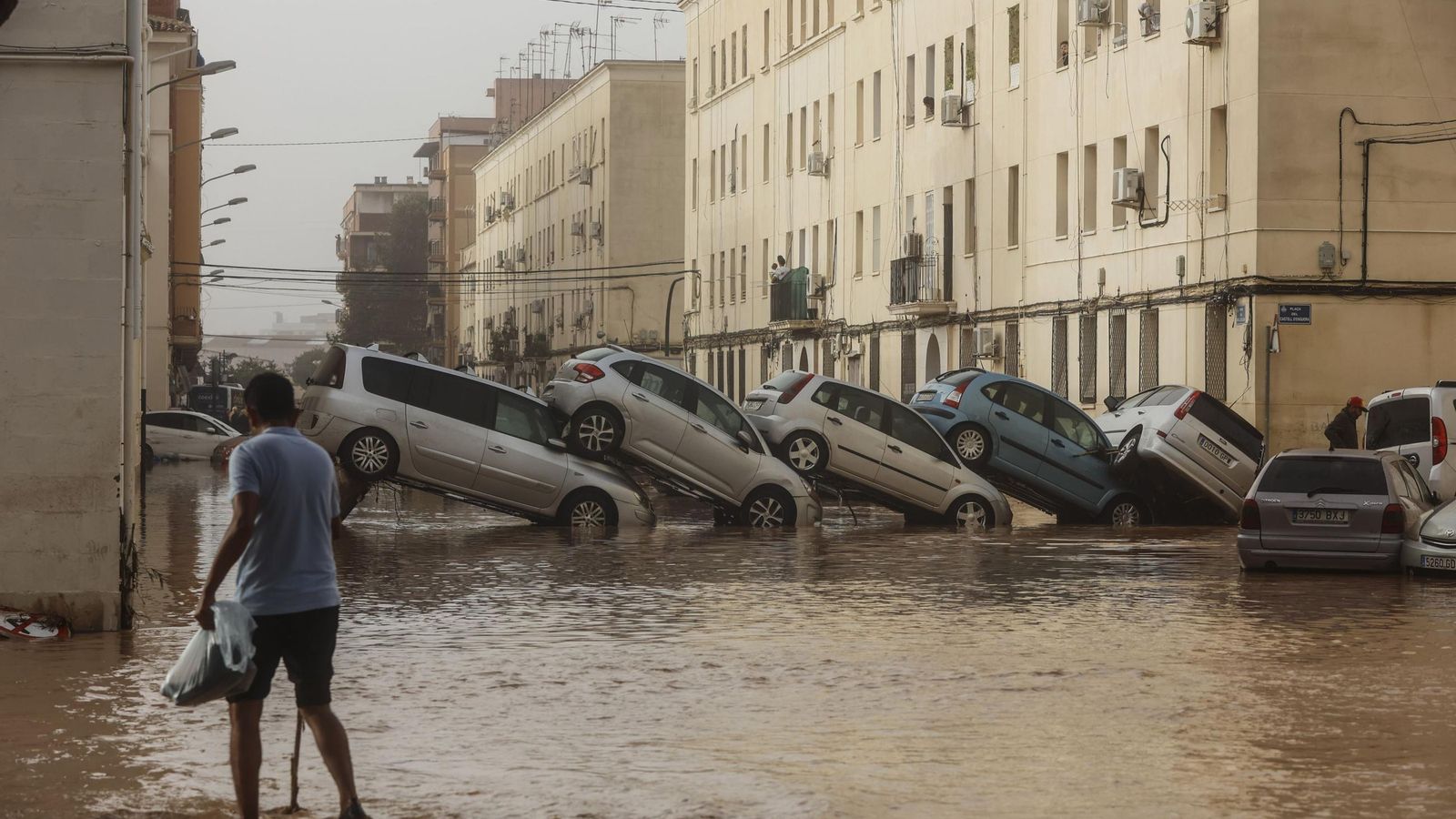 Así han quedado las calles de Valencia: desolación, barro y coches amontonados