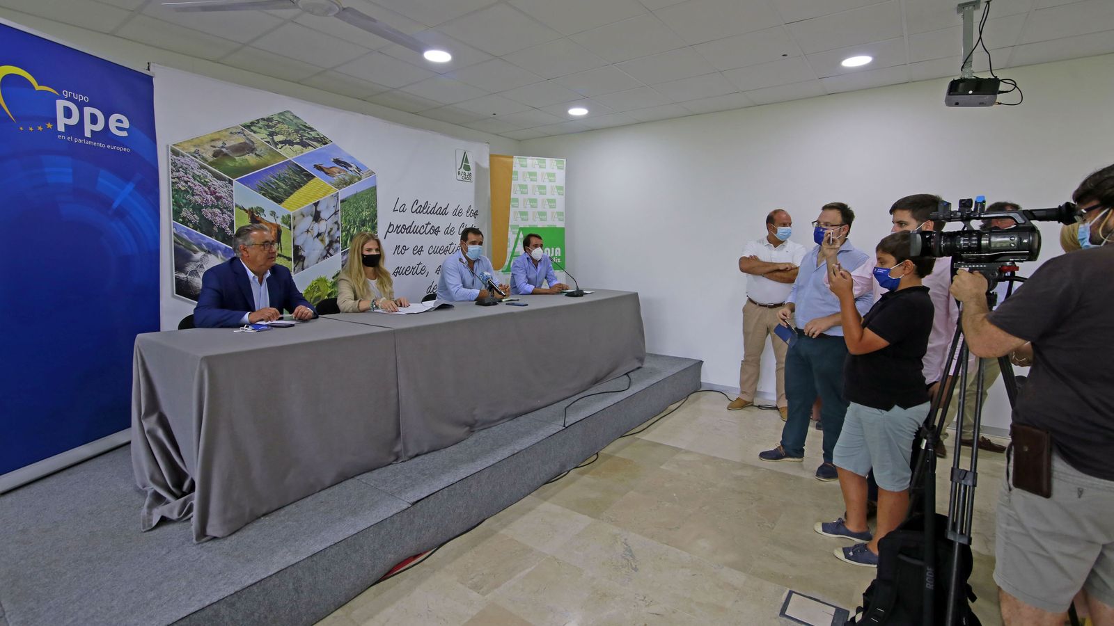Juan Ignacio Zoido y Ana Mestre junto a responsables de Asaja Cádiz momentos antes de la reunión.