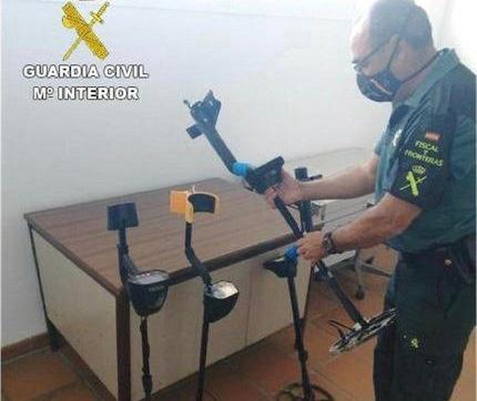 La Guardia Civil interviene cuatro máquinas detectoras de metales a cuatro personas en Matalascañas