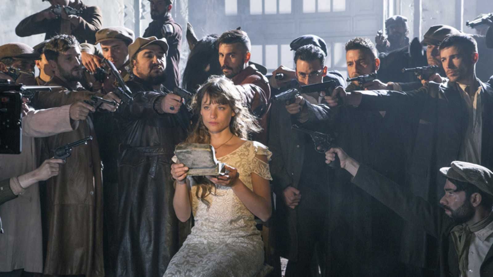 Michelle Jenner rodeada de los matones de 'El Continental'