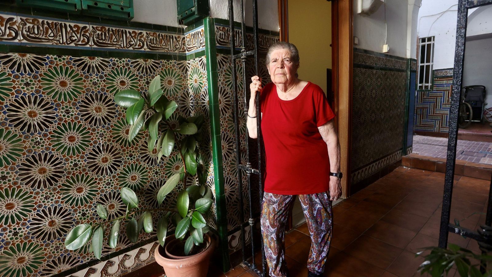 La vecina de la calle Teodosio, en la vivienda que tiene que dejar.