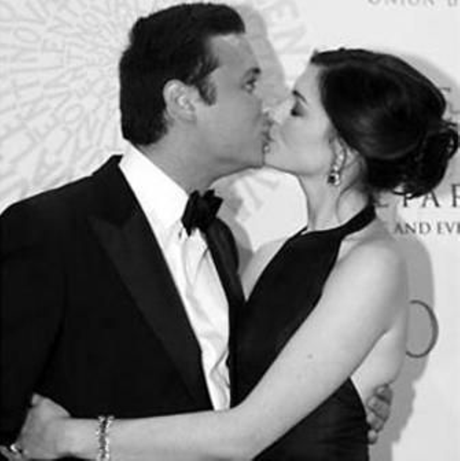 El novio de Anne Hathaway, detenido por impago