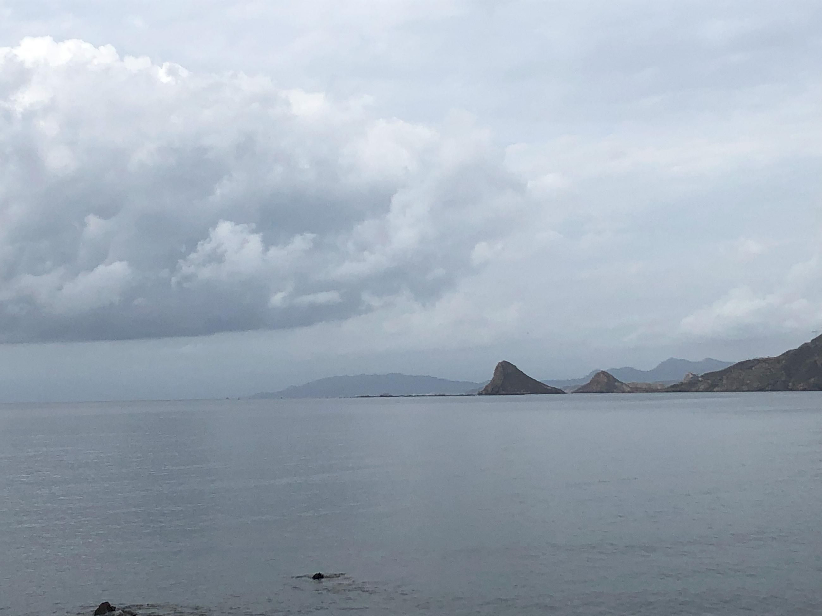 Mar con cielo nublado.