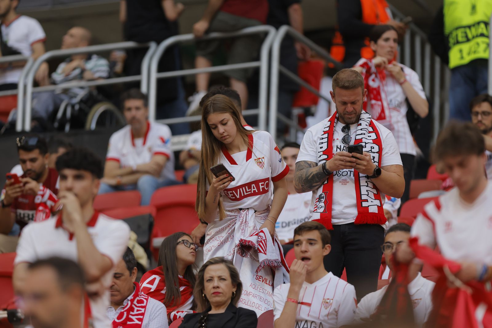 Búscate en las fotos del Sevilla-Roma