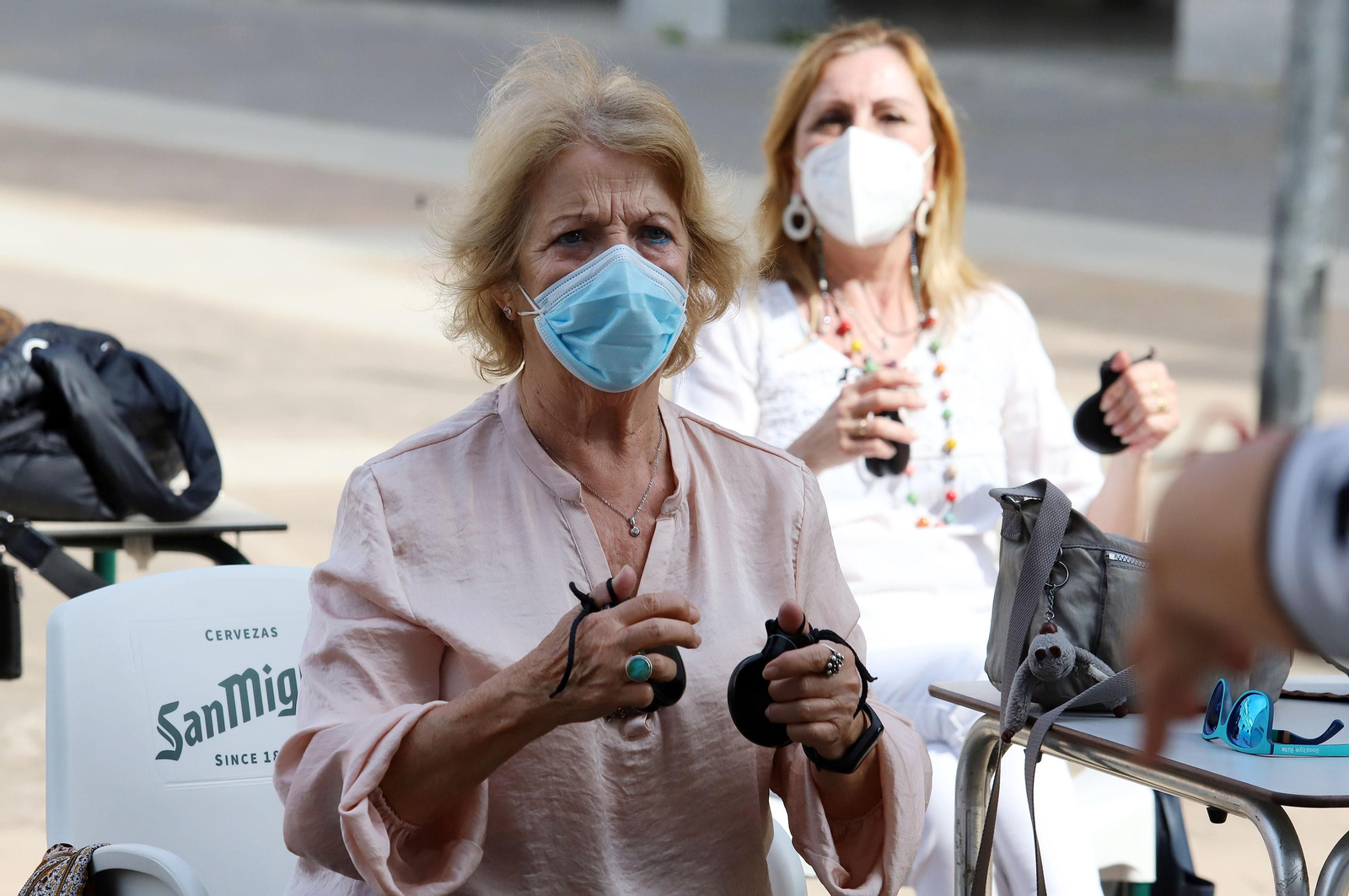 Imágenes del taller de tocar palillos de la programación de Cultura en los Barrios