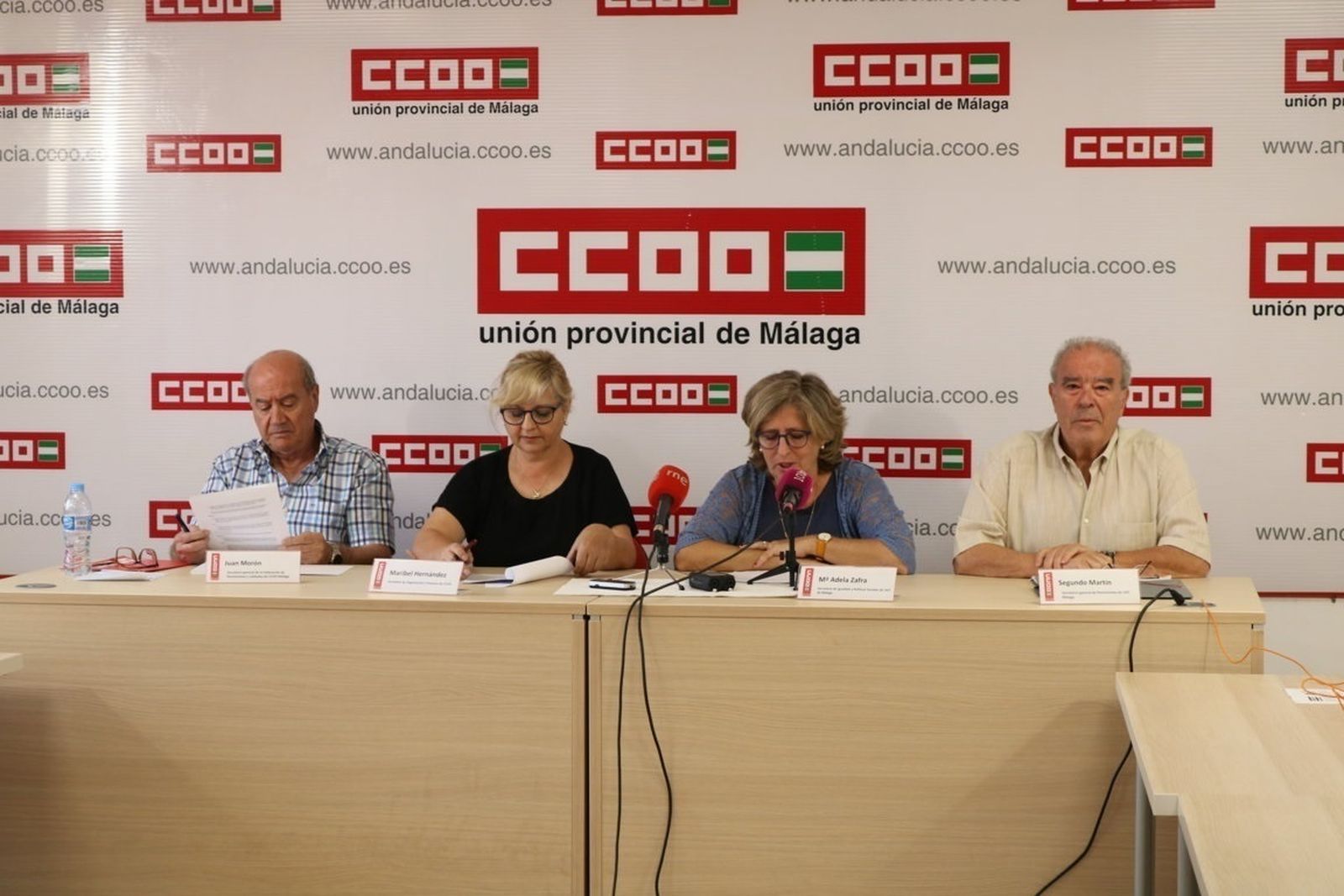 CCOO y UGT informan sobre la concentración en defensa de las pensiones.