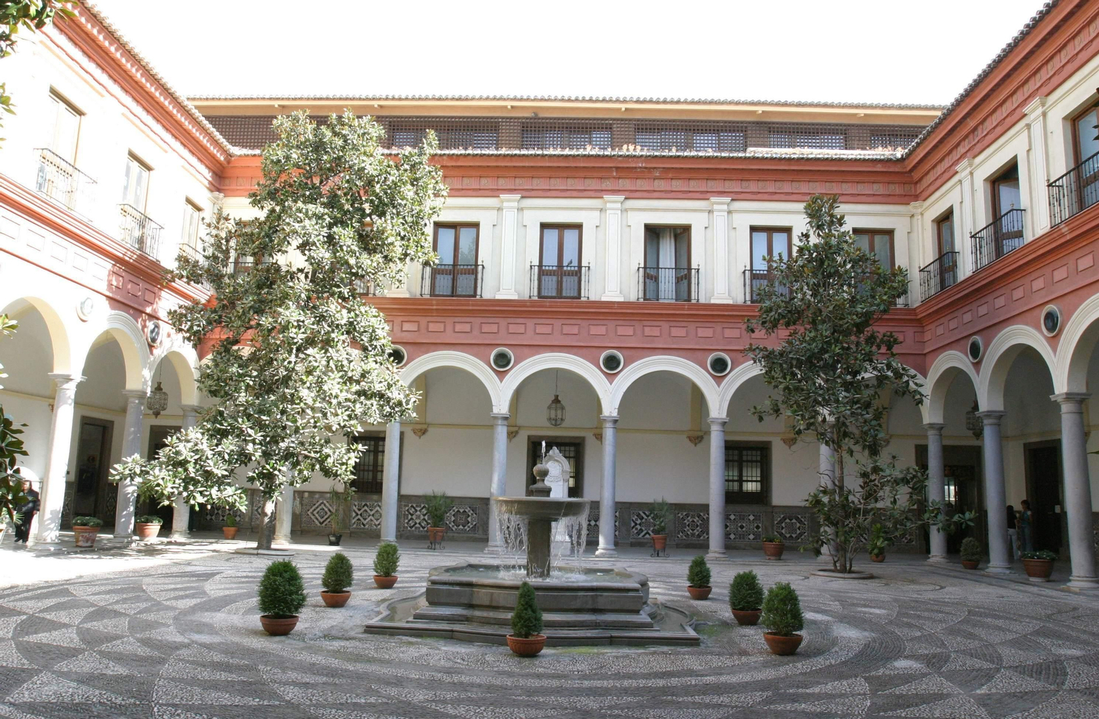 Patio del Ayuntamiento de Granada.