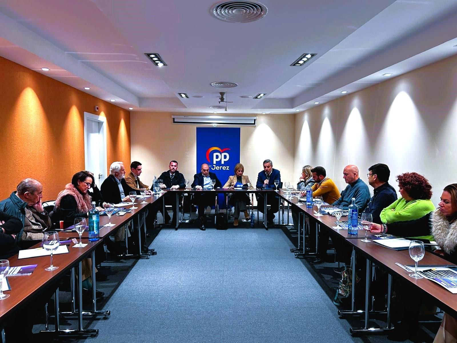 Reunión de Juan Bravo y María José García-Pelayo con ATA y colectivos de autónomos jerezanos.