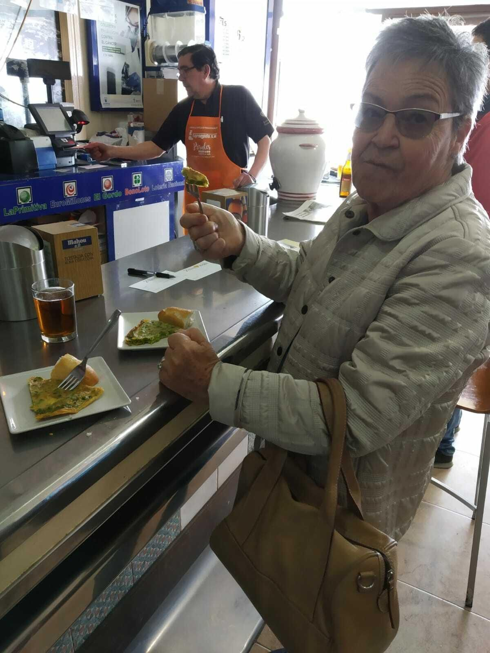 Una señora degusta una rica tortilla en uno de los establecimientos de Dalías que las ofrece.