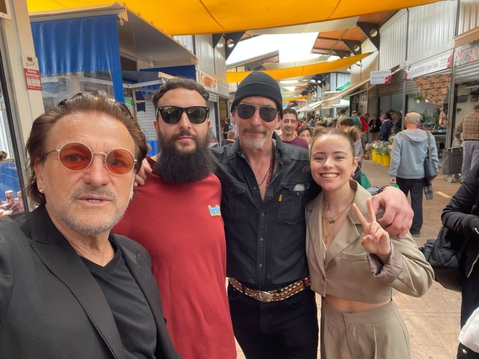 Los supuestos miembros de U2 se hacen una fotografía con una seguidora en el bulevar de La Línea