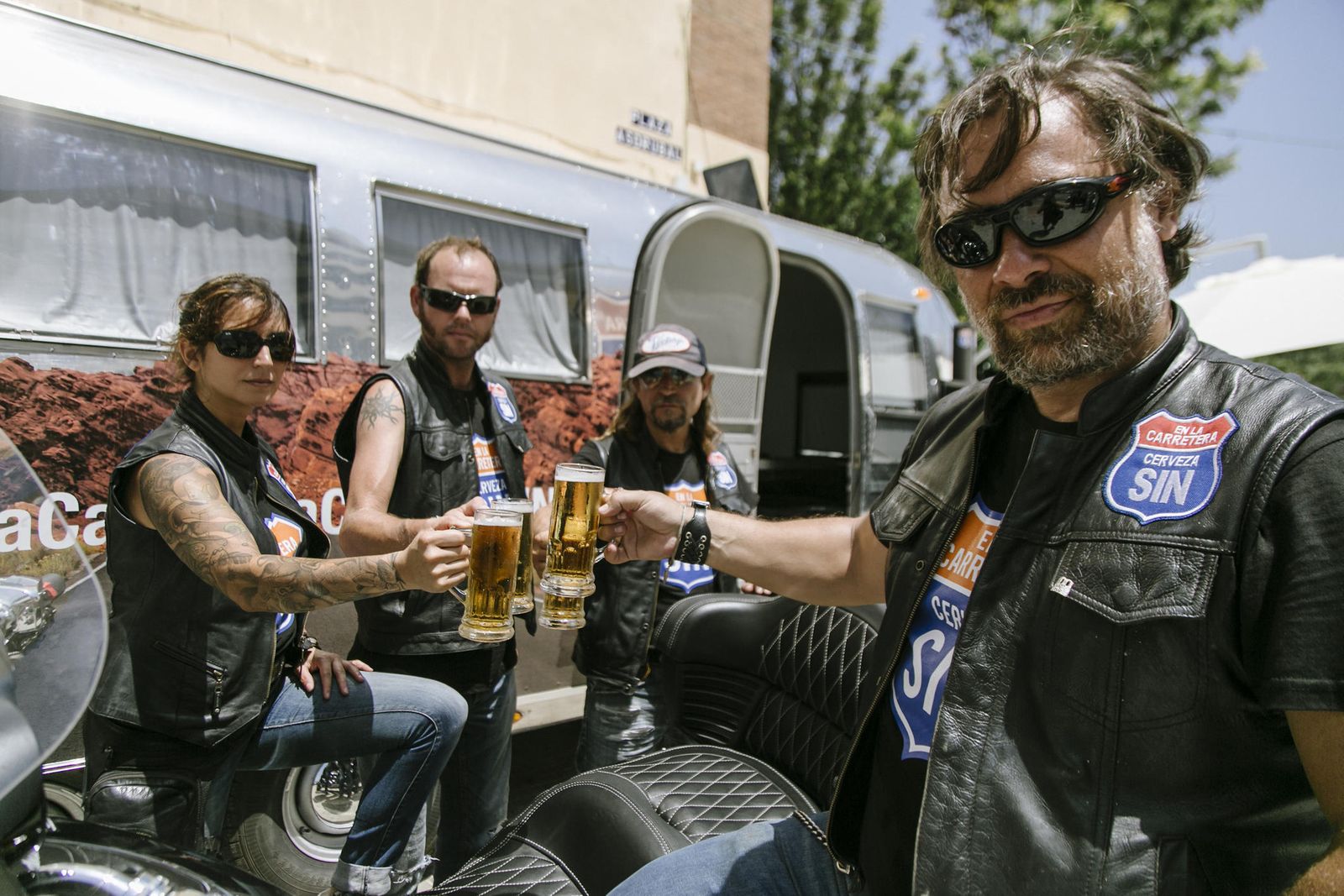 Un grupo de moteros brinda con cerveza sin alcohol.