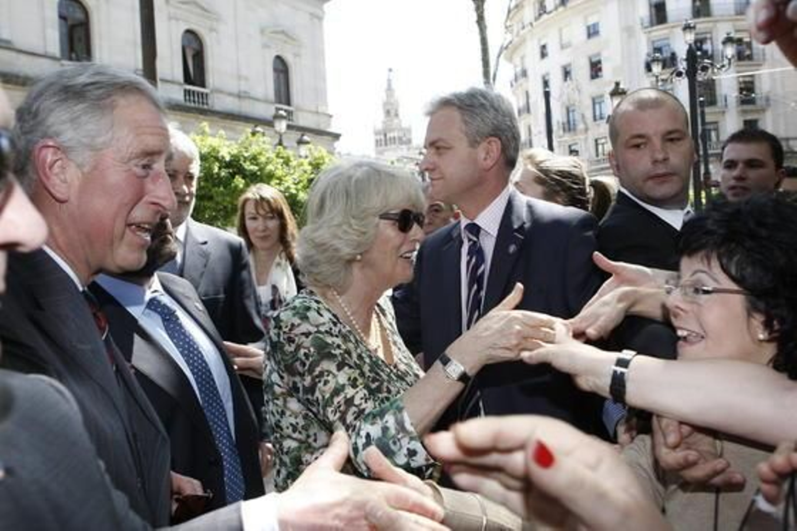 El Príncipe Carlos de Inglaterra y Camilla saludan a las personas que aguardan su llegada al Ayuntamiento de Sevilla.

Foto: Eduardo Abad (EFE)