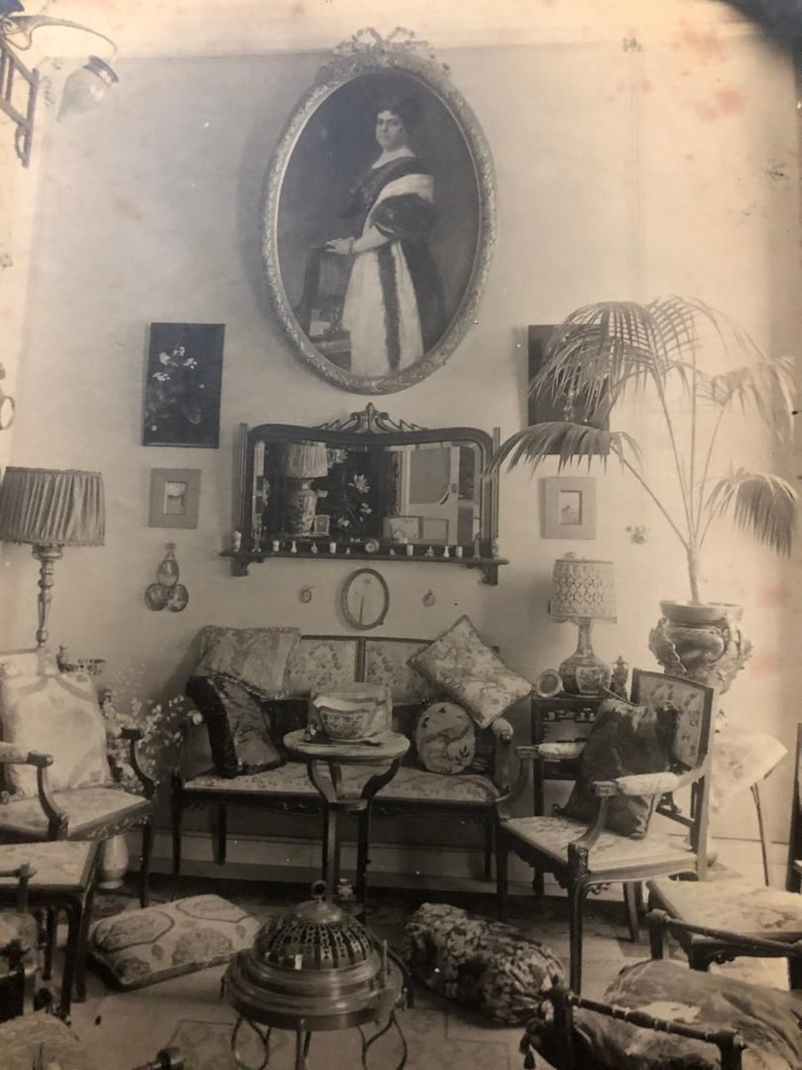 Sala con estilo modernista y cuadros pintados por Federico Godoy.