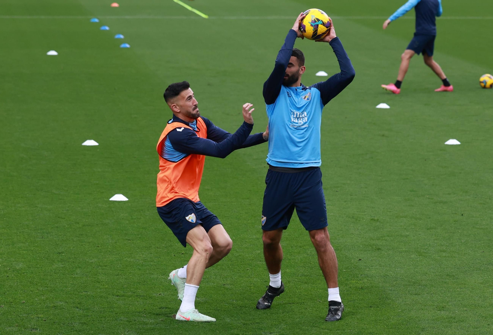 El Málaga CF se divierte con baloncesto en La Rosaleda antes de medirse al Racing de Ferrol
