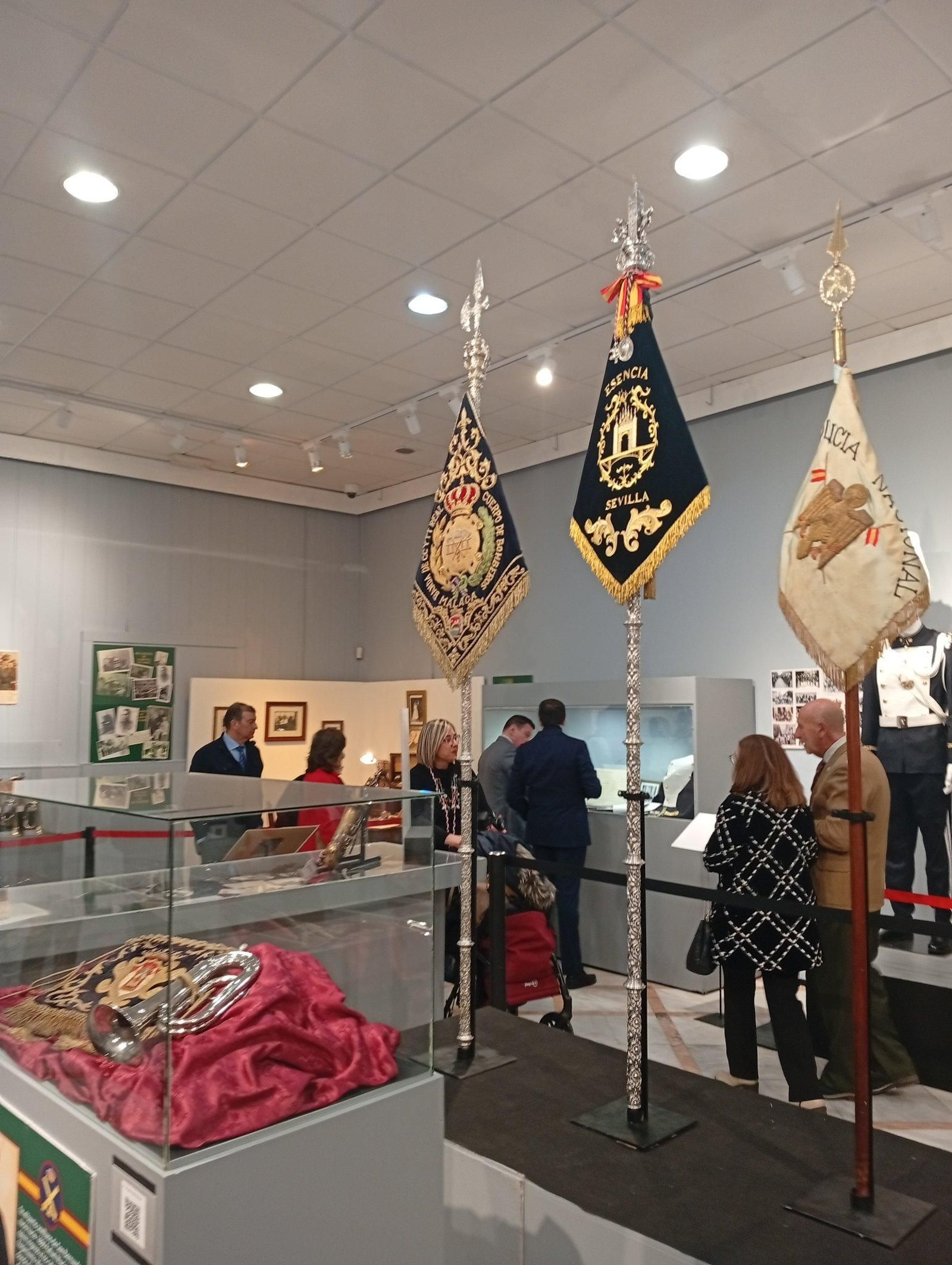 Detalle de algunos banderines expuestos en la muestra