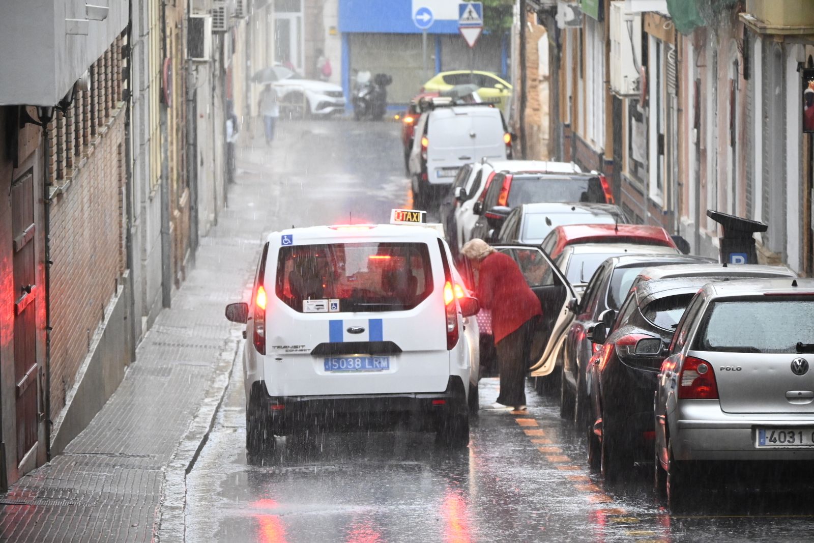 Un lunes de lluvia en Huelva, en imágenes
