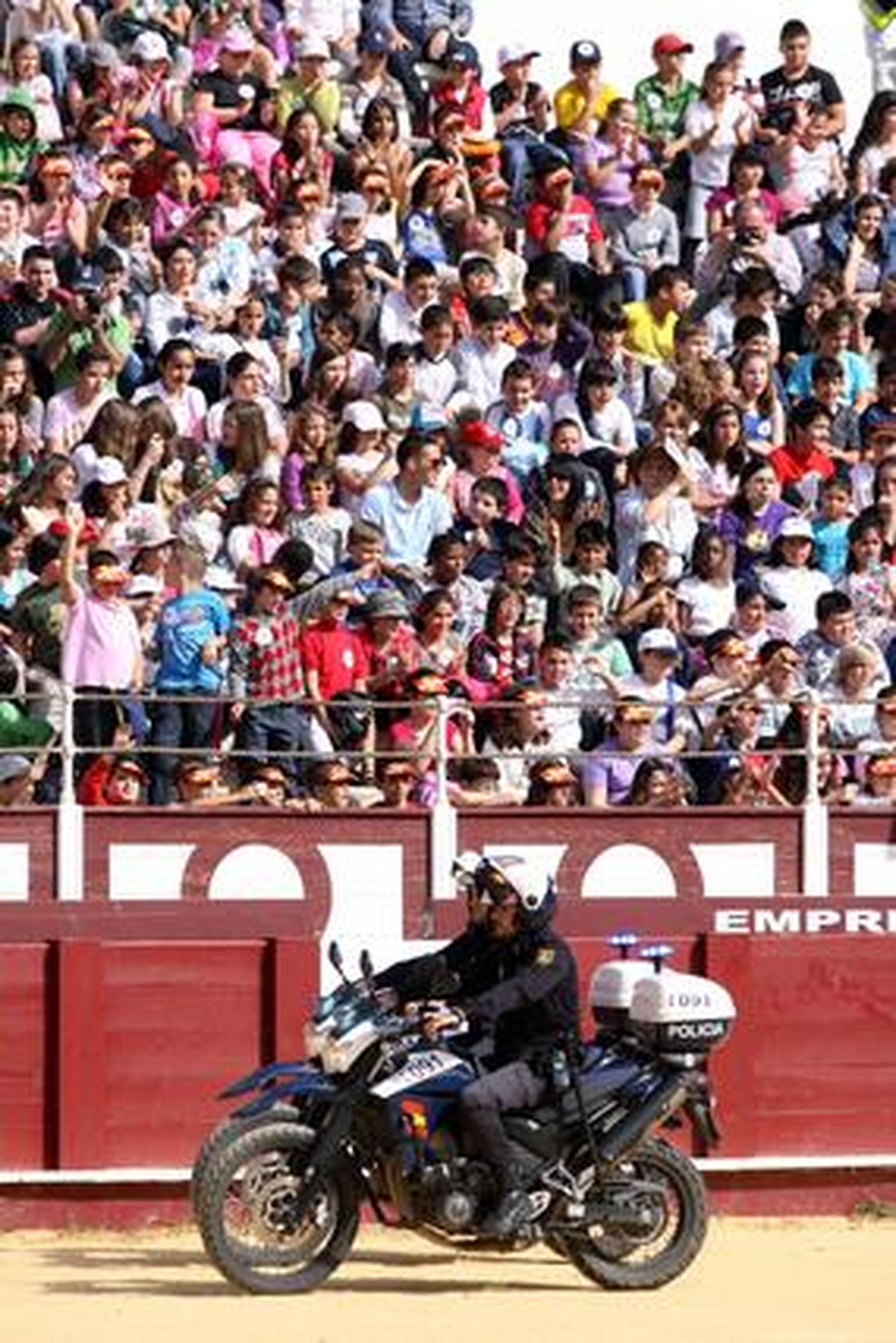 Exhibición policial ante escolares en La Malagueta

Foto: Javier Albiñana