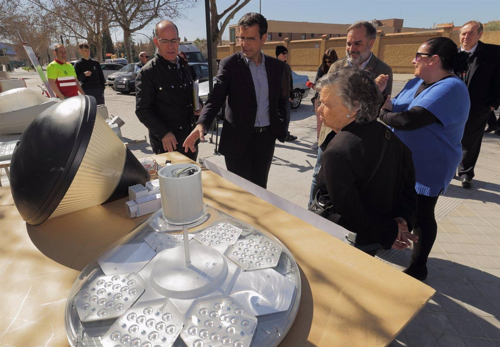 Renuevan el alumbrado público de la calle Pedro Machuca