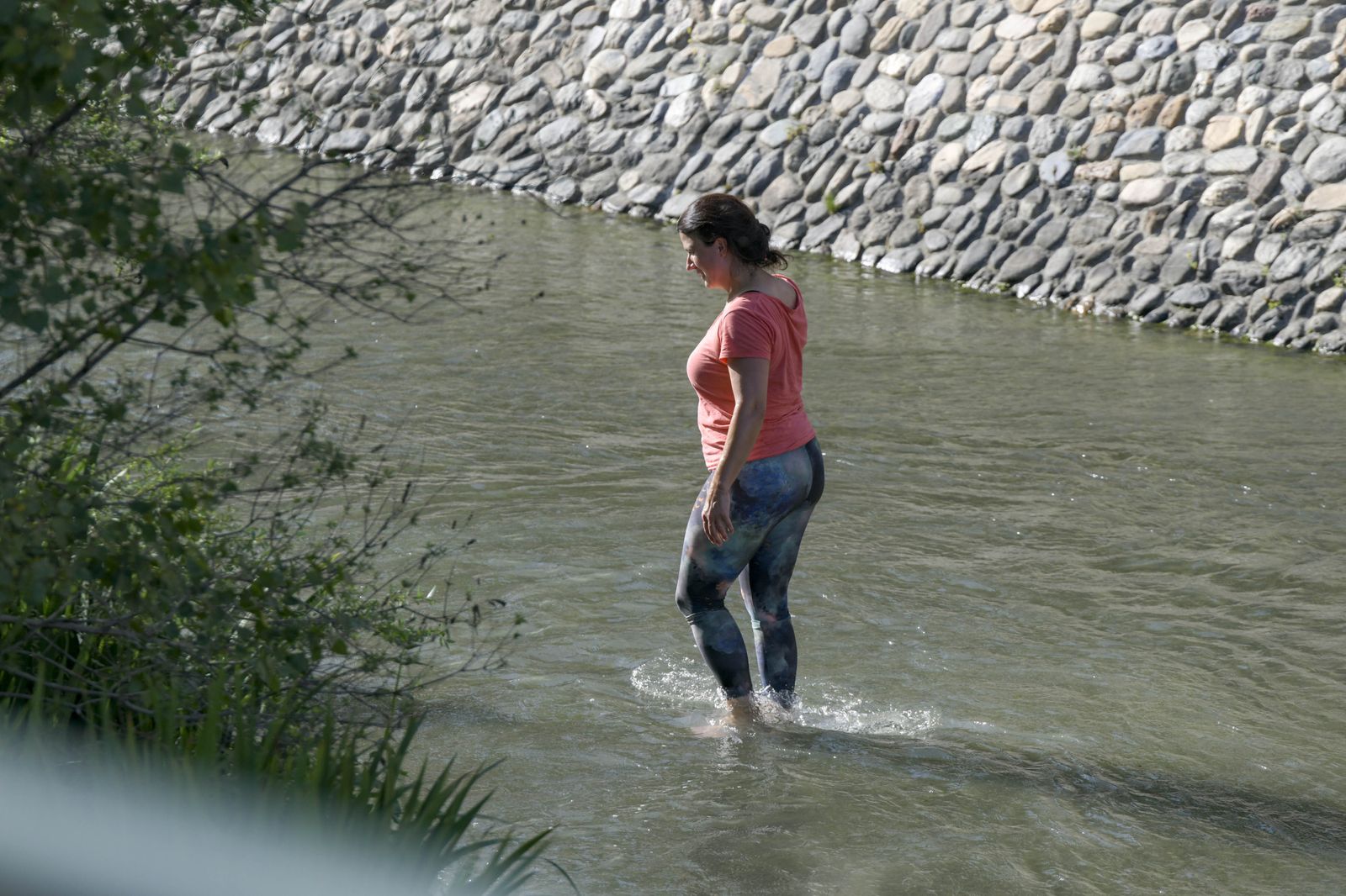 La desescalada se desmadra en Granada: bañistas en el río Genil