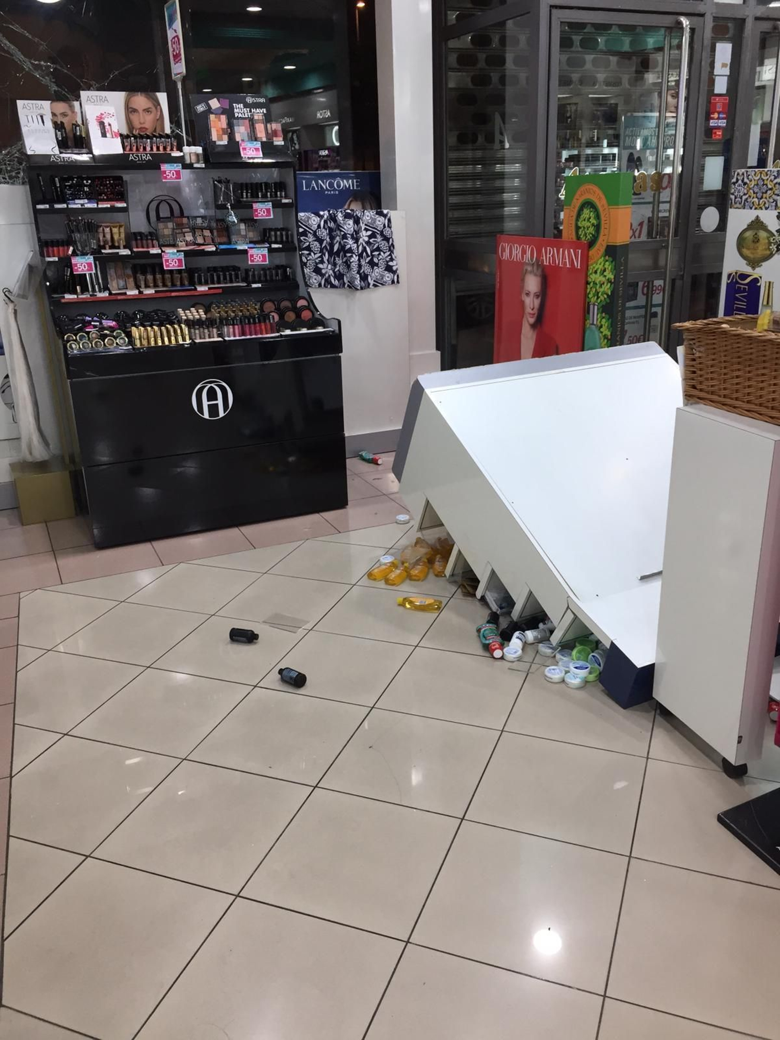 Imágenes de los robos en las perfumerías Aromas