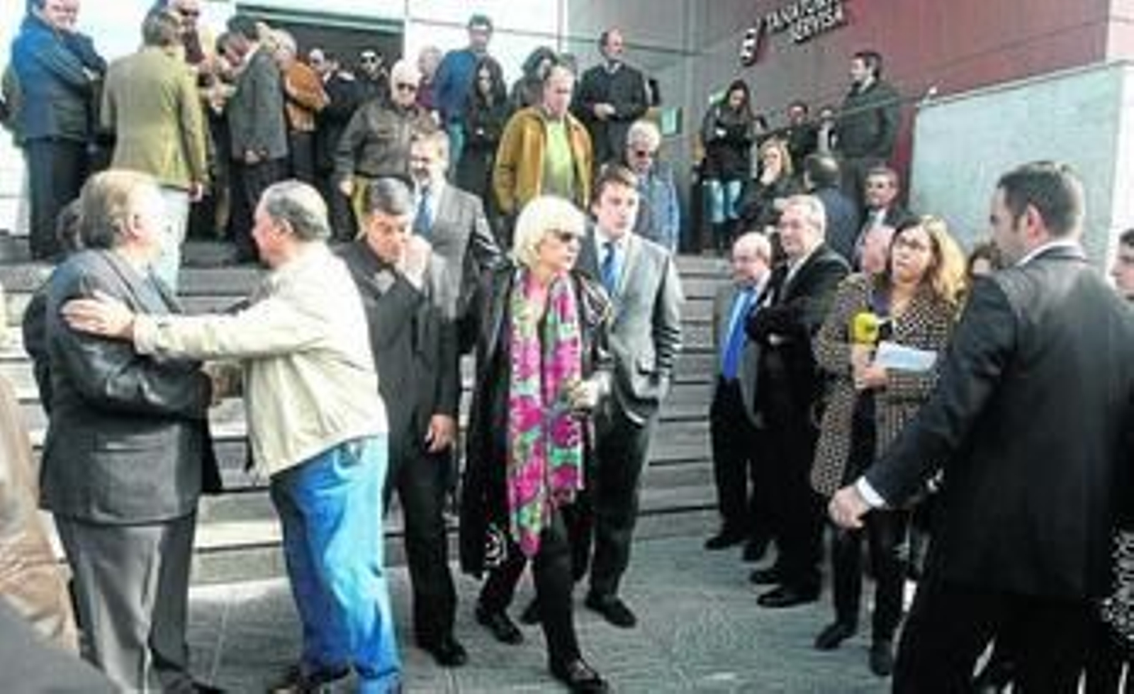 Amigos, familiares y autoridades ante el féretro, cubierto con la bandera de la cofradía de Sanidad, en la capilla del Tanatorio Servisa.