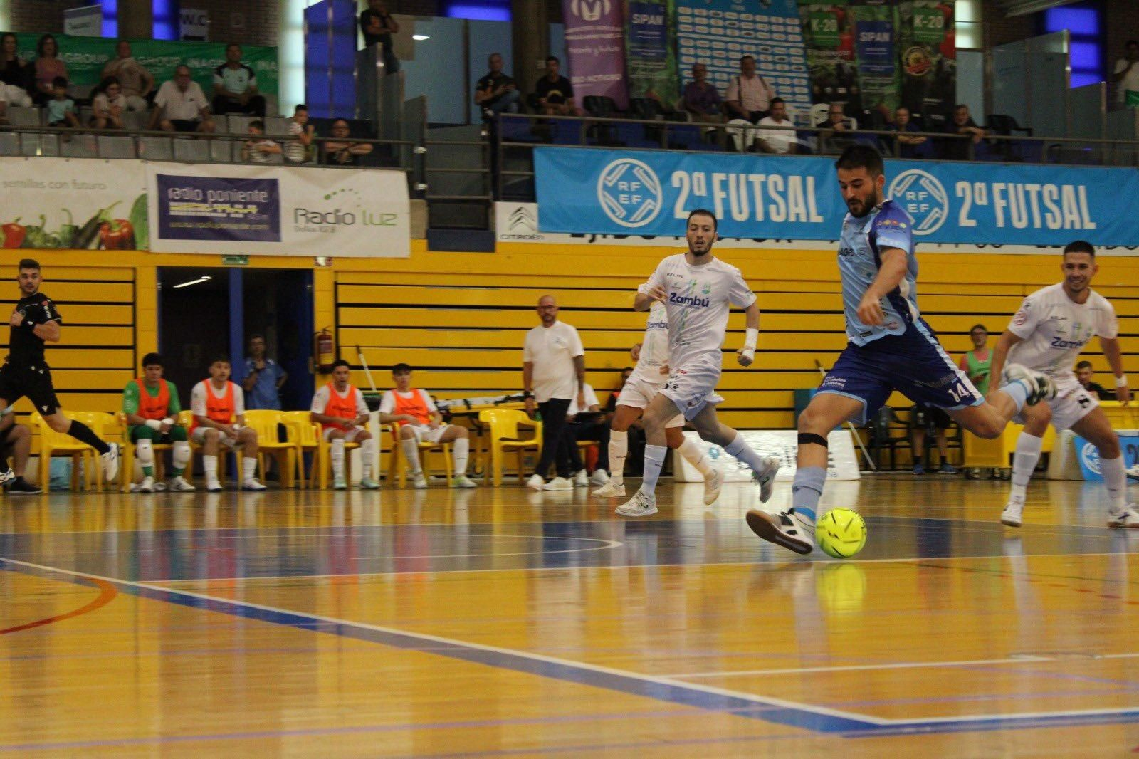 El celeste Cola en plena ejecución de un disparo durante el encuentro que enfrentó a ambos equipos en la primera jornada.