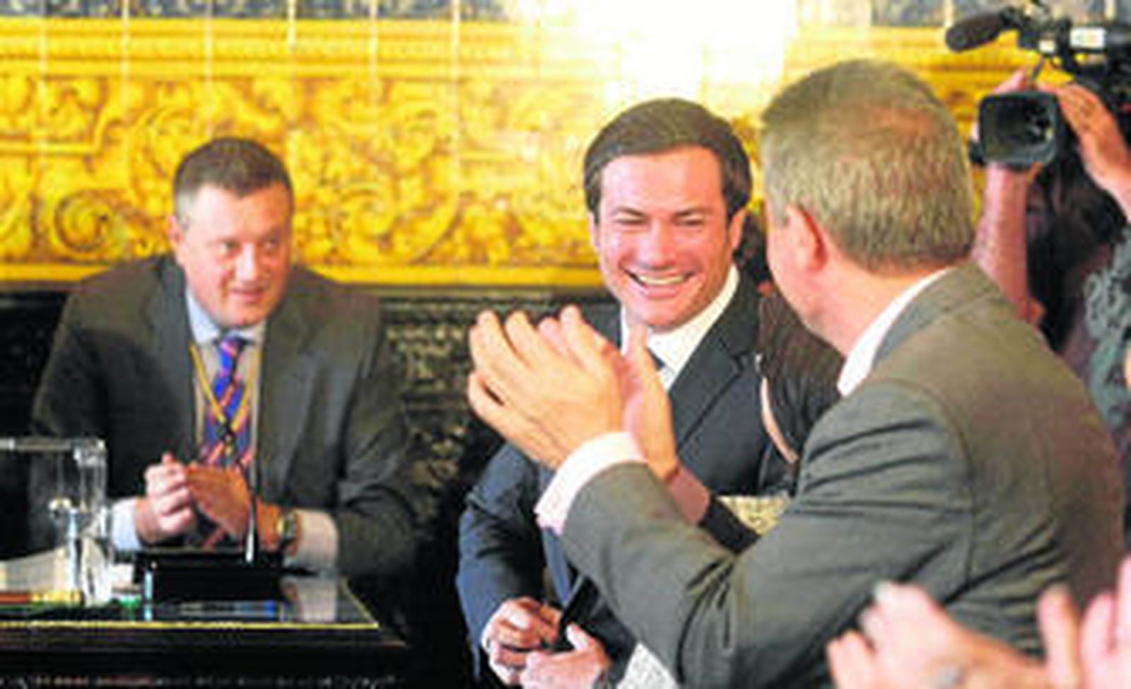 Diego Sánchez Rull recibe los aplausos de sus compañeros, ayer, tras el recuento de los votos en el que salía elegido alcalde de Algeciras.