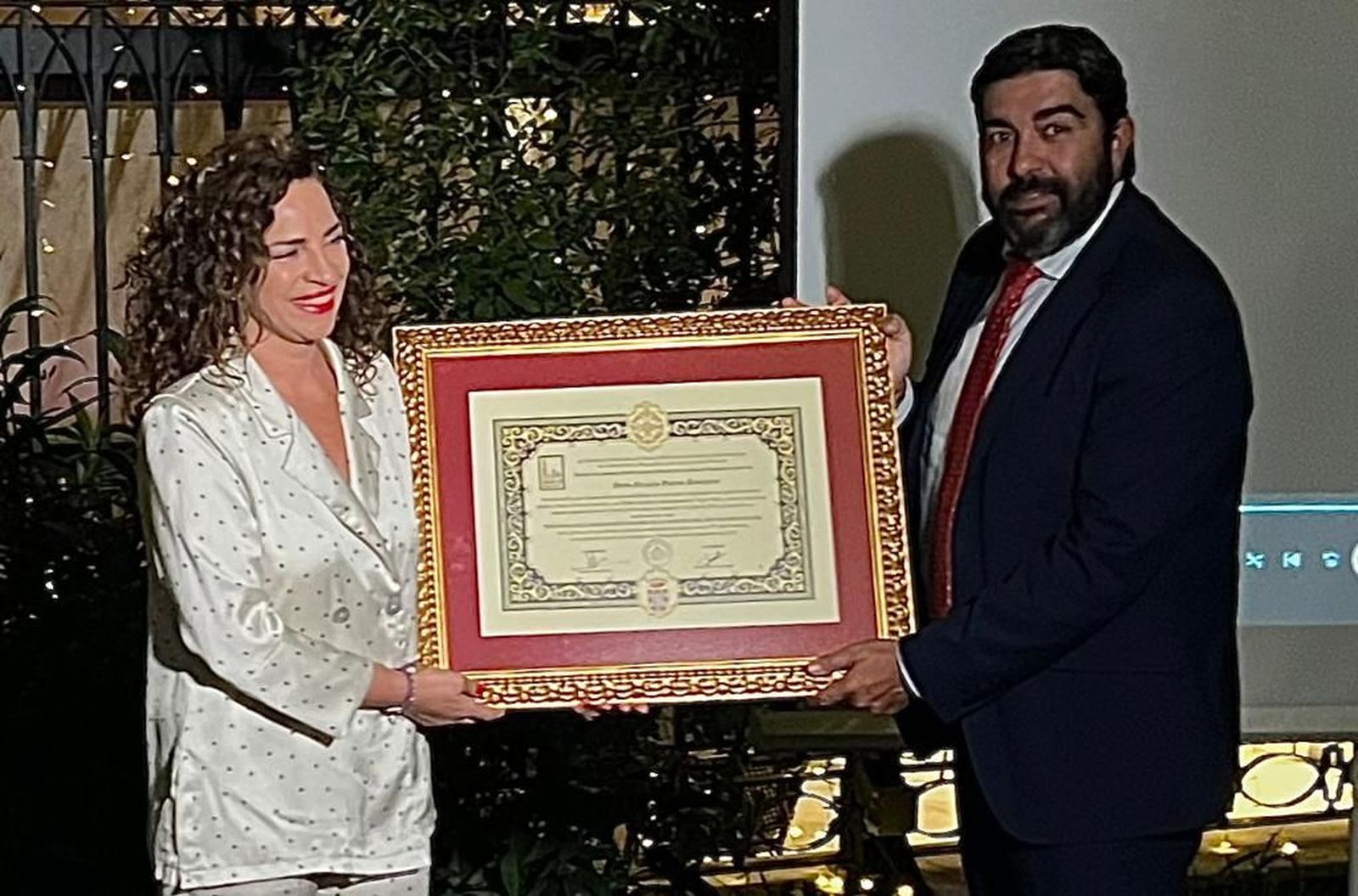 Lala Prieto con la patente del pregón junto a José Manuel García Cordero.