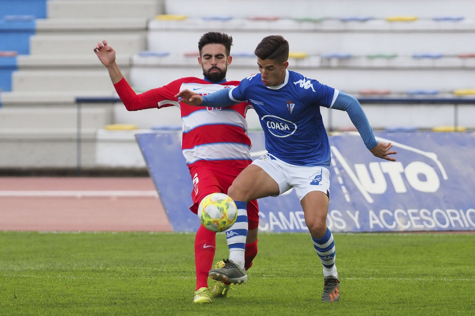 Héctor disputa el cuero con un rival en el duelo ante el San Fernando