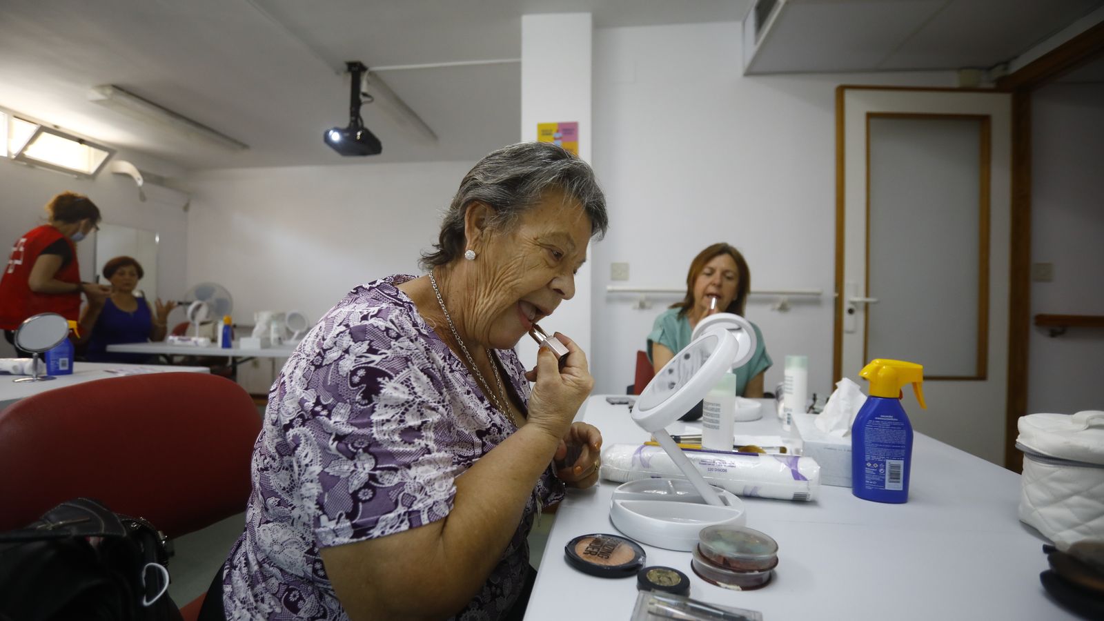 Momento del taller de autocuidado exterior de mujeres cuidadoras.