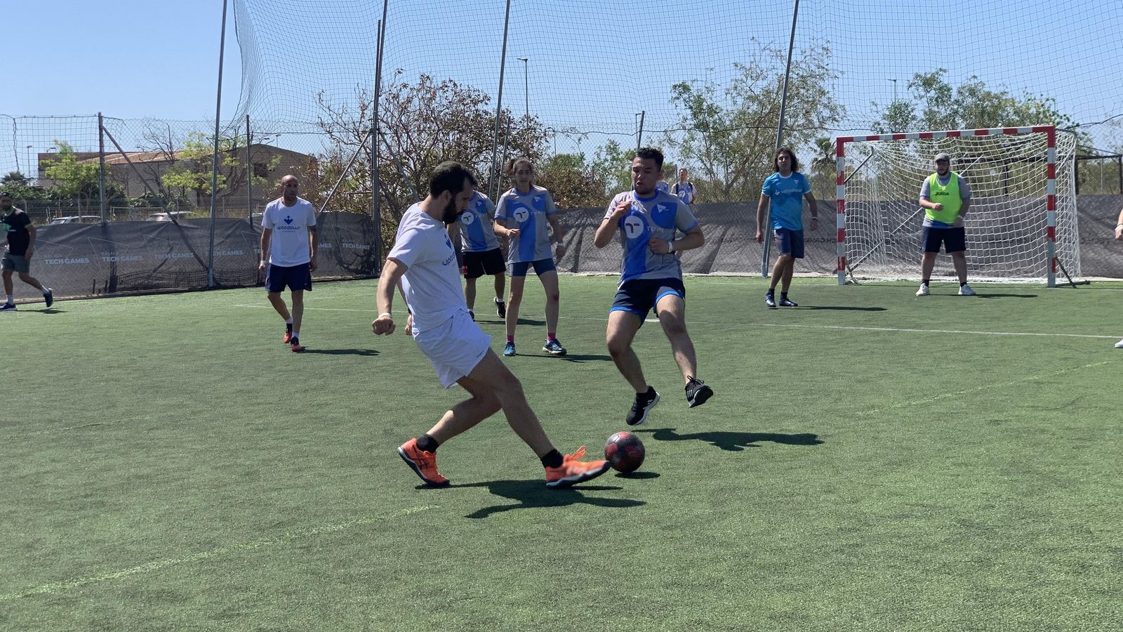 Dos empresas disputando un partido de fútbol.