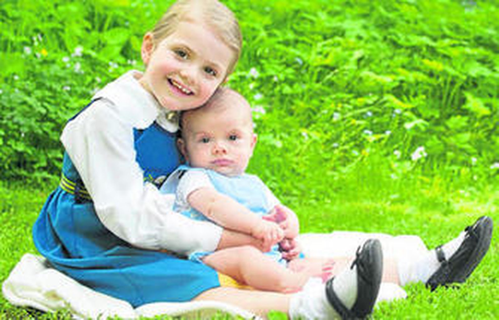 Los hermanos Estelle y Oscar en uno de los nuevos retratos oficiales que ha publicado la Casa Real sueca con motivo del Día Nacional.