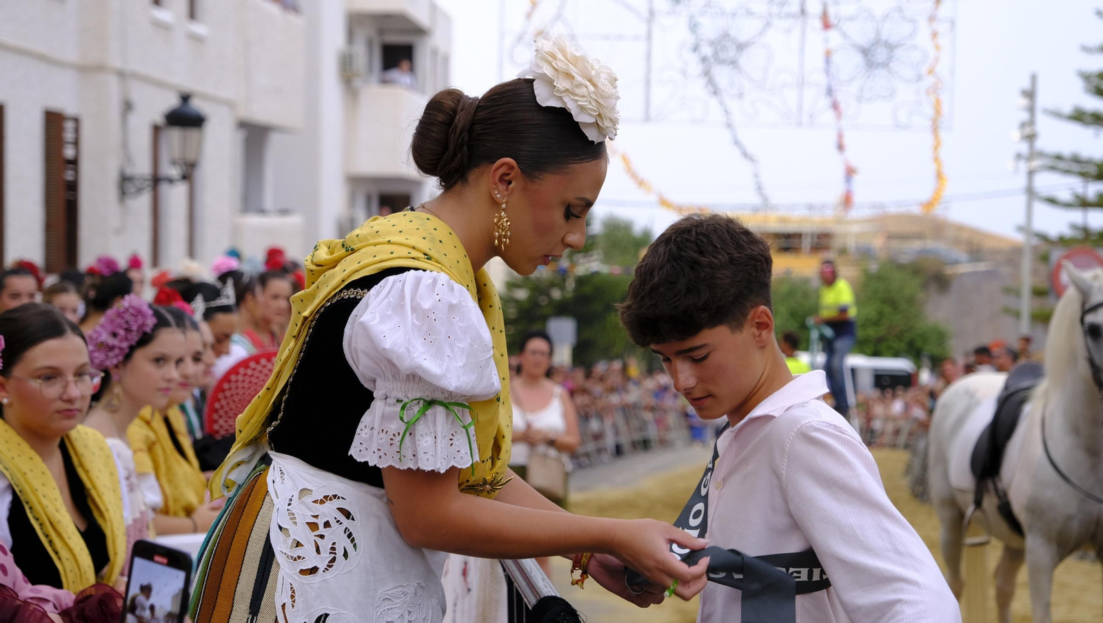 La popular carrera de cintas a caballo de las Fiestas de Mojácar, en imágenes
