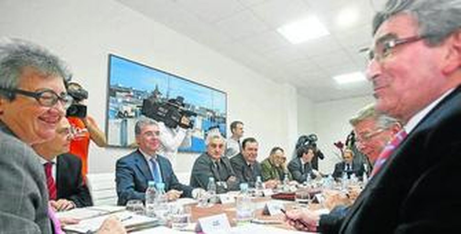 Juana Lázaro departe con Luis Pizarro en la primera reunión de éste en el Consorcio Aletas.