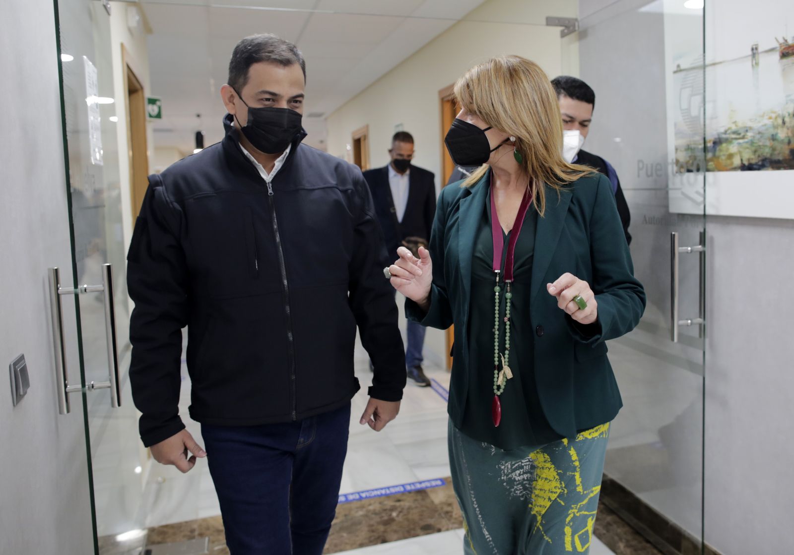 Pilar Miranda junto con los representantes del puerto nicaragüense.