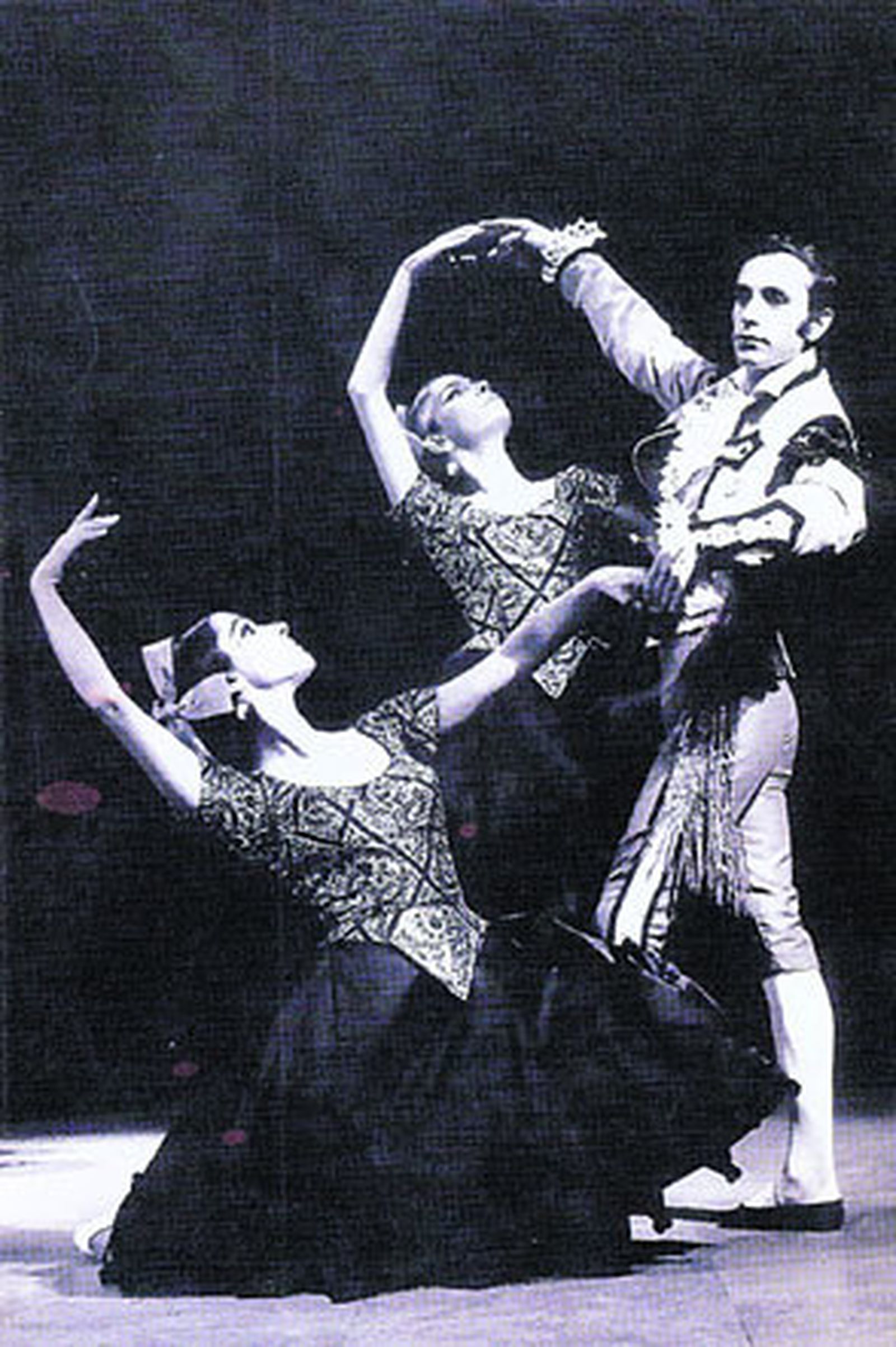 Los hermanos Carmelita, Amparo y Eloy Pericet, en la obra 'La tertulia'.