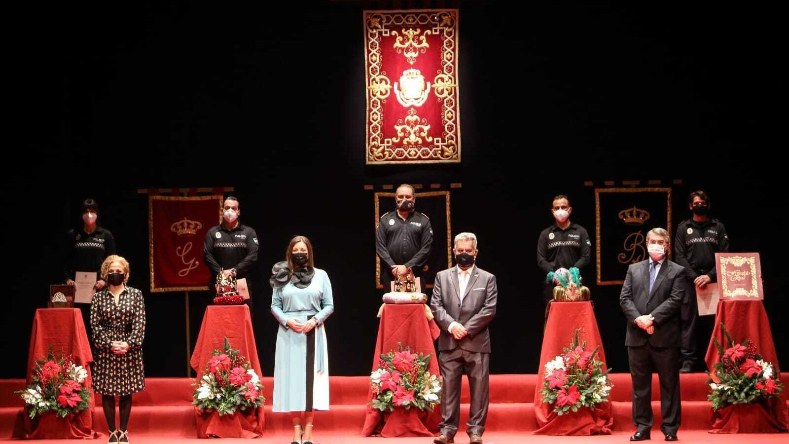 Grupo de personas homenajeadas que estarán en los tronos de los Reyes en la Escuela San José el día 3 de enero.
