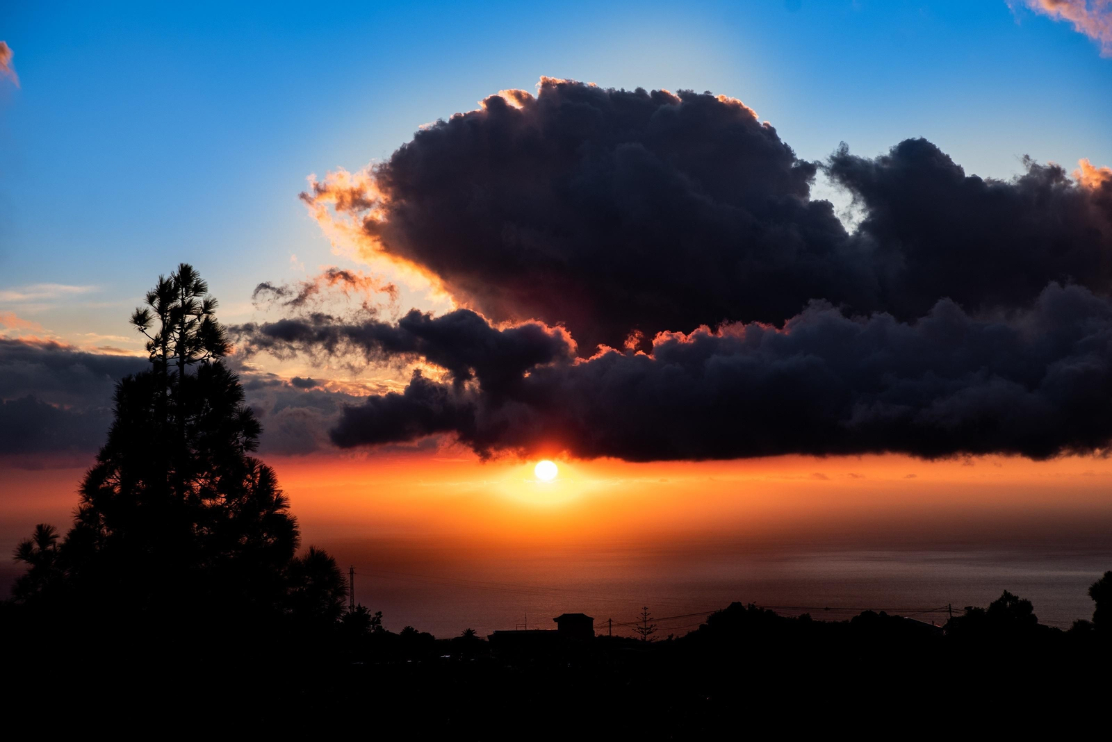 La nube de ceniza se mezcla con las nubes de la borrasca que afecta a la isla