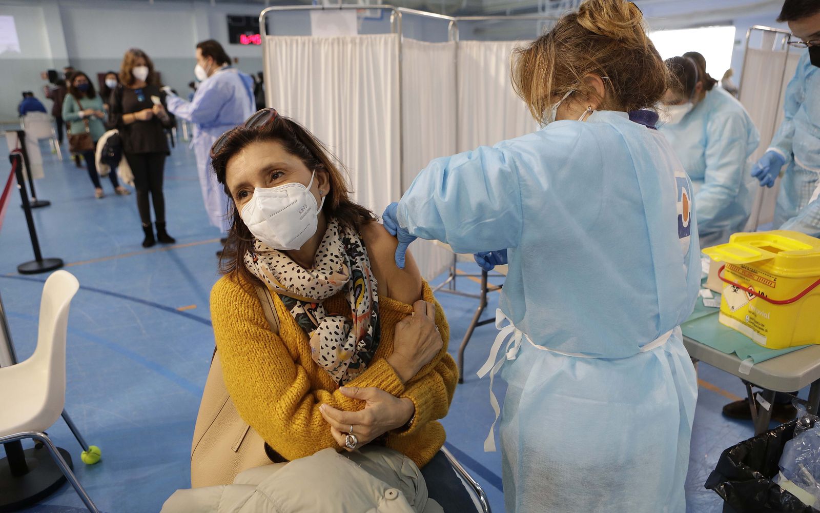 Vacunación de profesores en el pabellón deportivo del SADUS