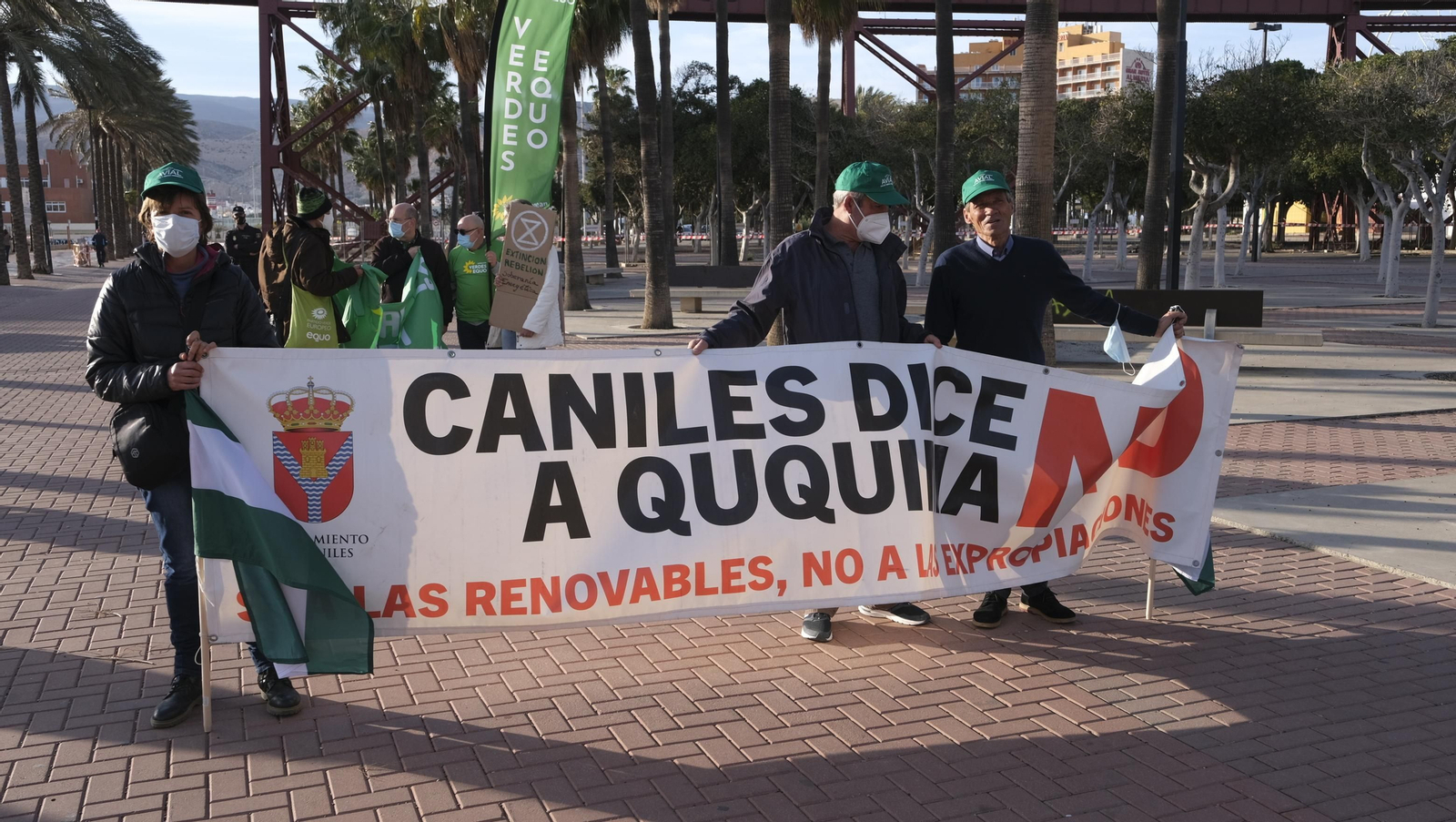 Fotogalería manifestación a favor de energías renovables ordenadas. Almería