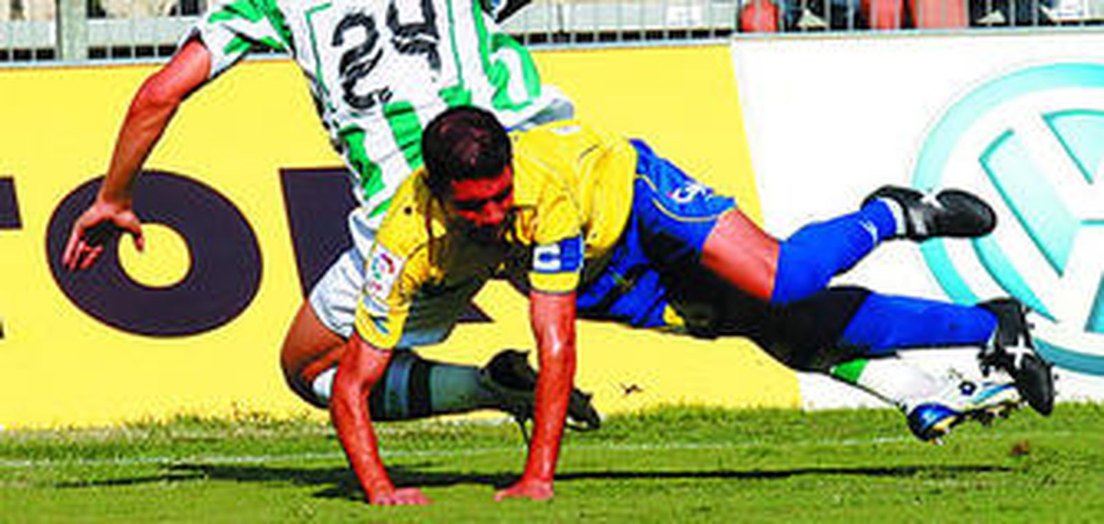 Enrique cae al césped tras chocar con un jugador del Córdoba.