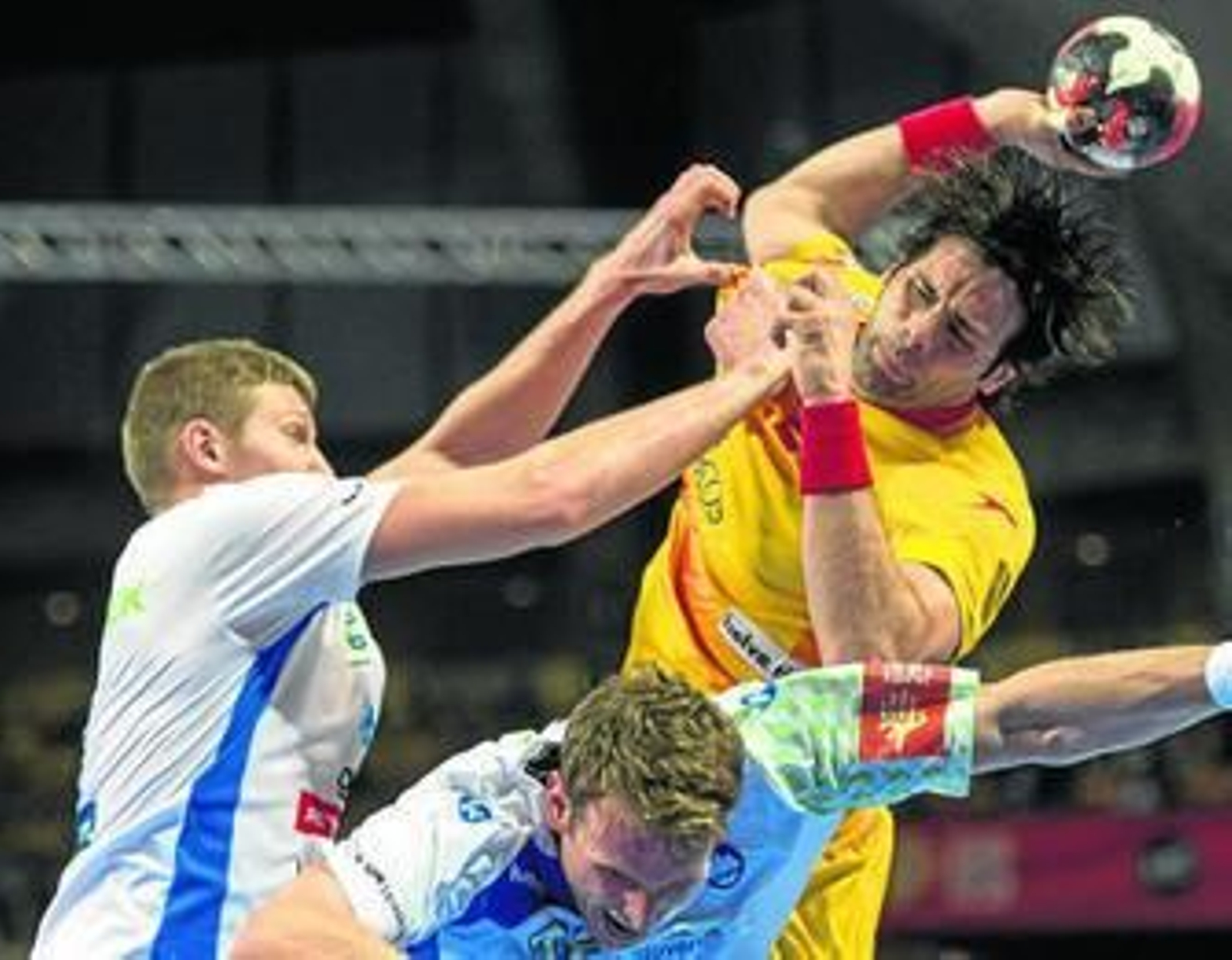 Antonio García trata de lanzar ante la defensa de los eslovenos Blagotinsek y Milkavcic.