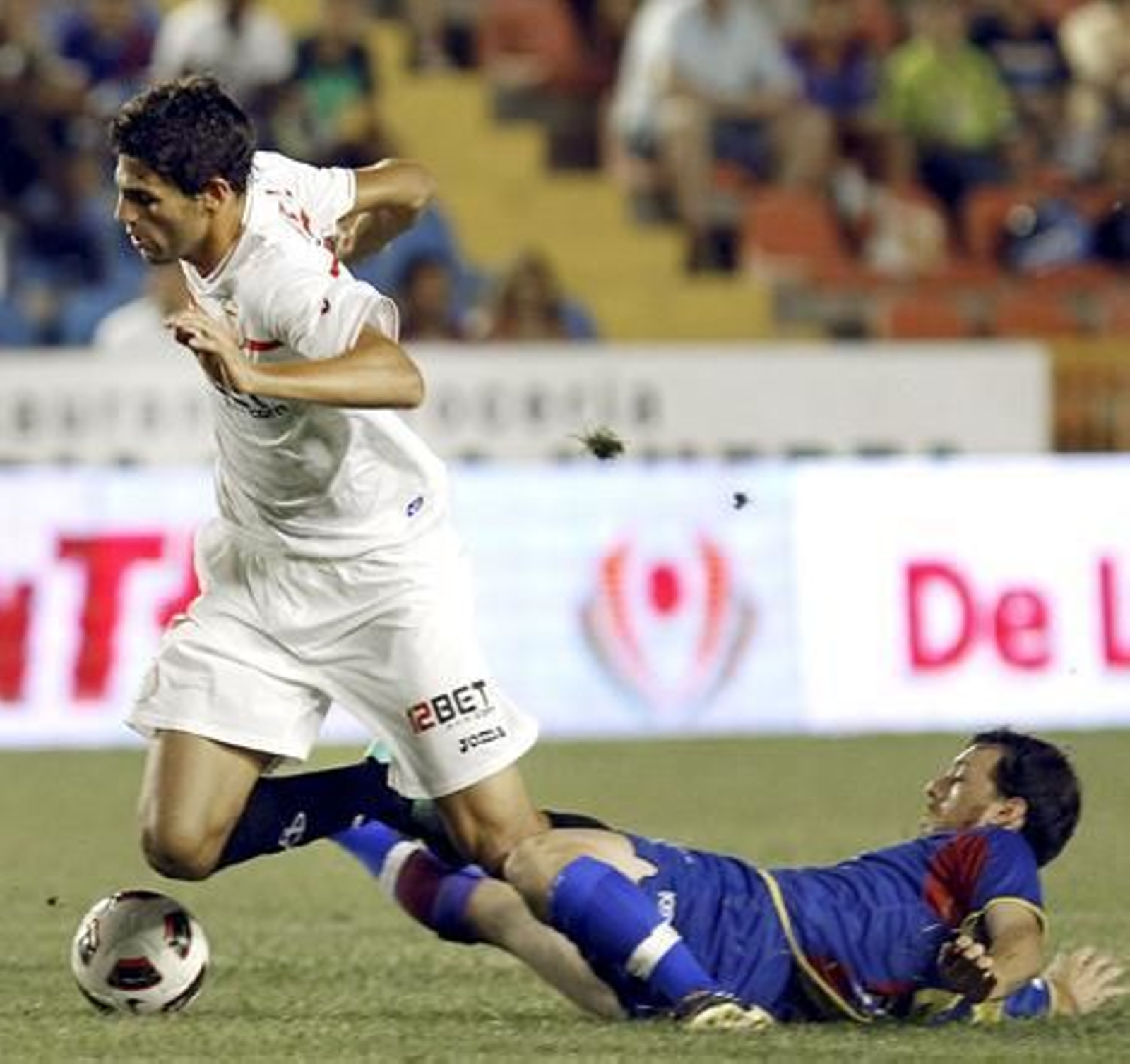 Fazio es trabado en el centro del campo.

Foto: AFP / Reuters / EFE