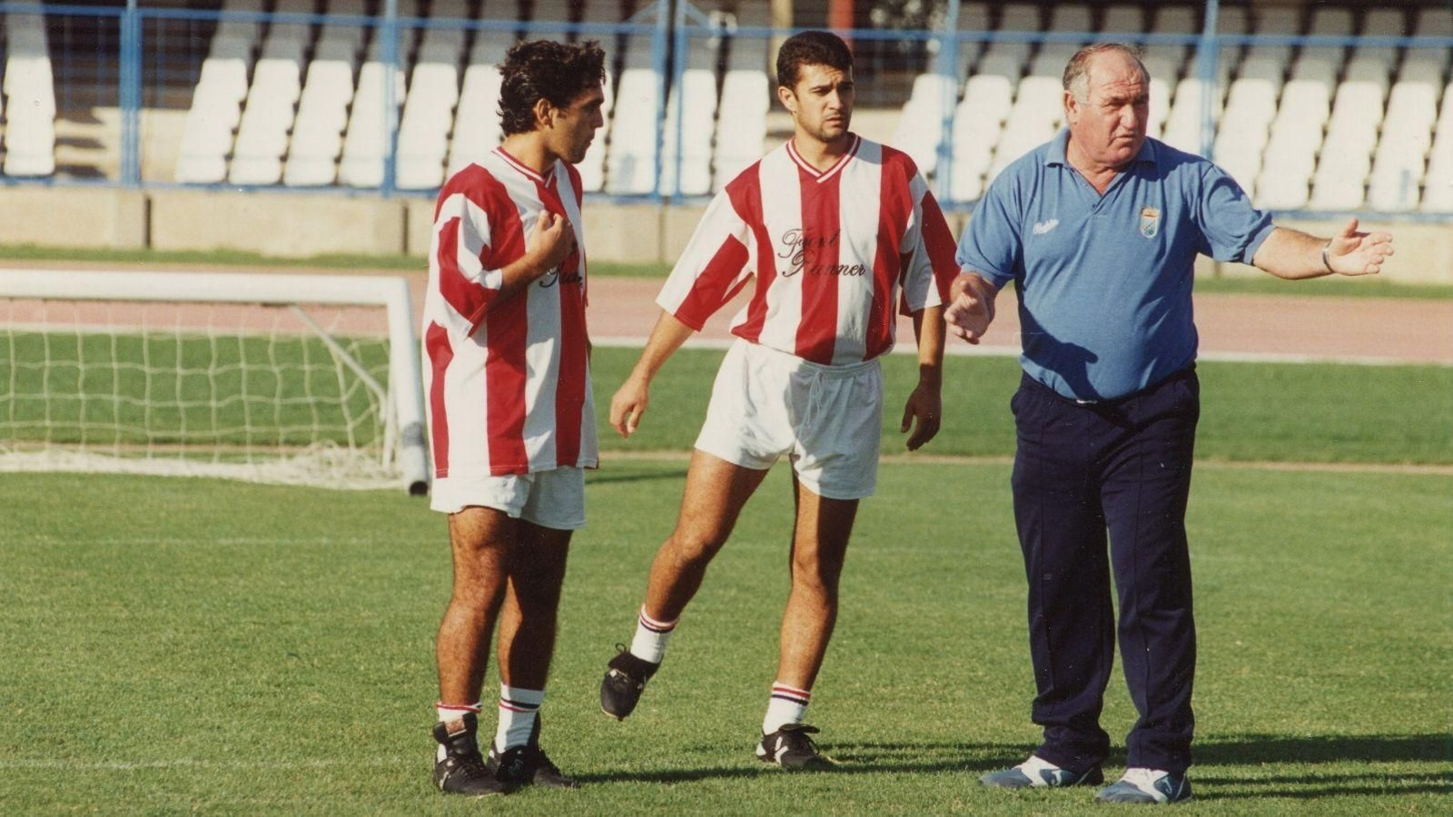 Manolo Carlo, en un entrenamiento con Chicha y Carlos.